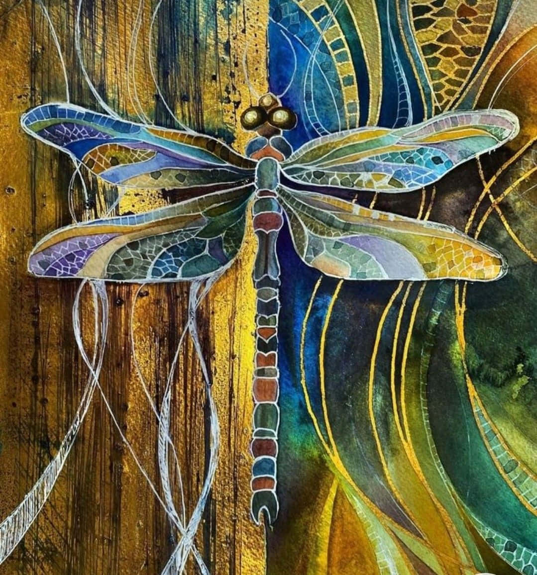 Blue Dragonfly 桌布 壁紙 — 一隻色彩鮮豔的馬賽克蜻蜓，帶有彩色玻璃翅膀，停歇在帶有紋理的金色和藍綠色抽象背景上。