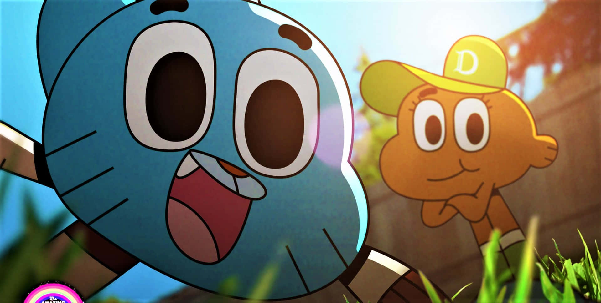 the amazing world of gumball 桌布 壁紙 — 一隻藍色卡通貓，眼睛大大，嘴巴張開，站在草地上，旁邊是一隻戴著黃色帽子的微笑橙色貓。