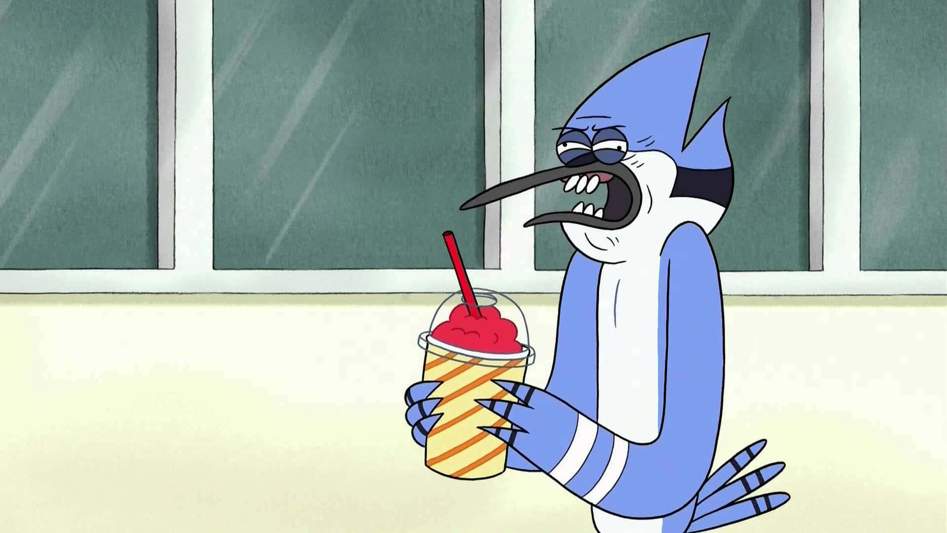 Regular Show 桌布 壁紙 — 一隻藍色卡通鳥，長著長喙，在雨窗前拿著紅色思樂冰，做出鬼臉。