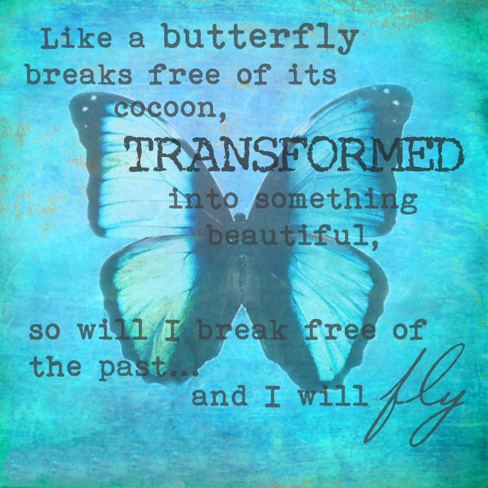 Butterfly Quotes 桌布 壁紙 — 一隻藍色蝴蝶帶有半透明翅膀，在帶有紋理的青綠色背景上浮現，並覆蓋著勵志文字。