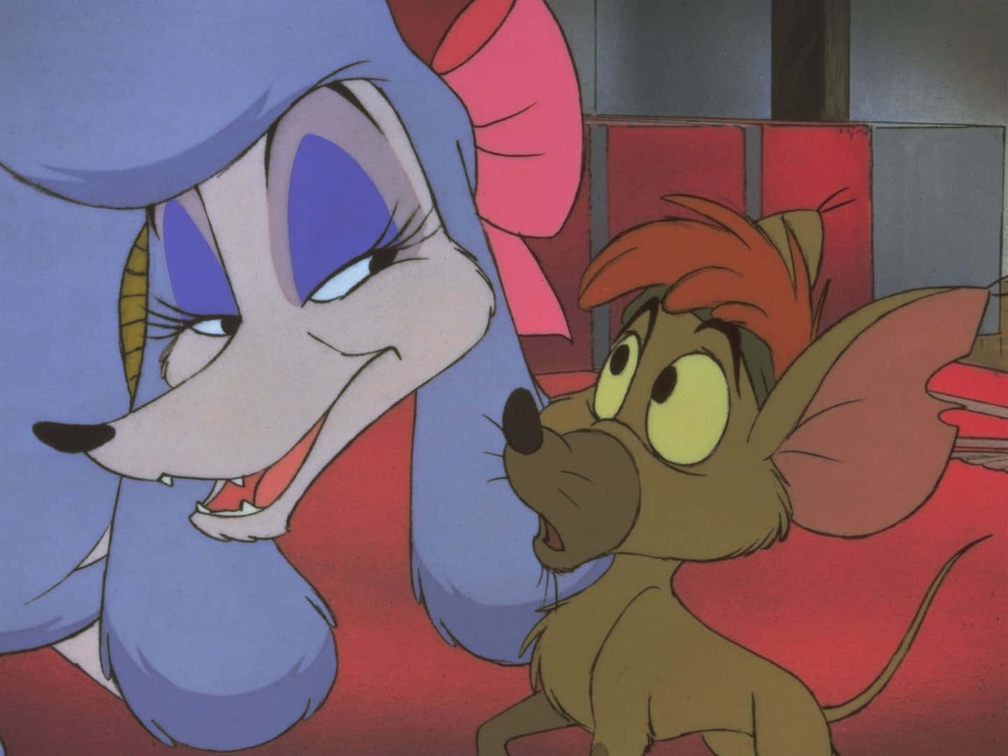 oliver and company 桌布 壁紙 — 一隻藍色頭髮、戴著粉紅色蝴蝶結的卡通狐狸，在紅色房間裡向下嘲笑一隻睜大眼睛的棕色老鼠。