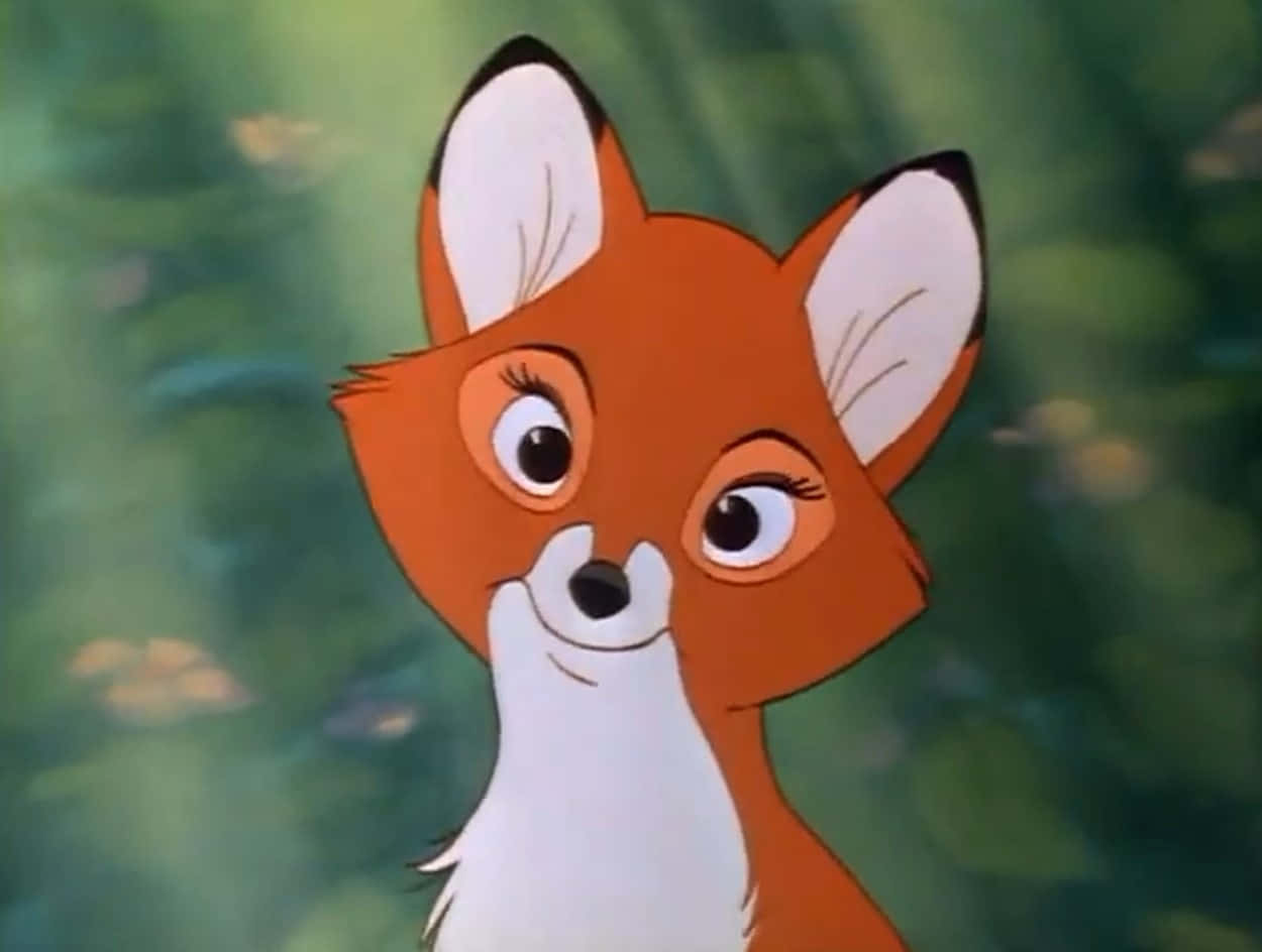 the fox and the hound 桌布 壁紙 — 一隻迷人的動畫狐狸，有著大大的富有表情的眼睛和白色的胸部，在柔和的綠色森林背景下向前凝視。