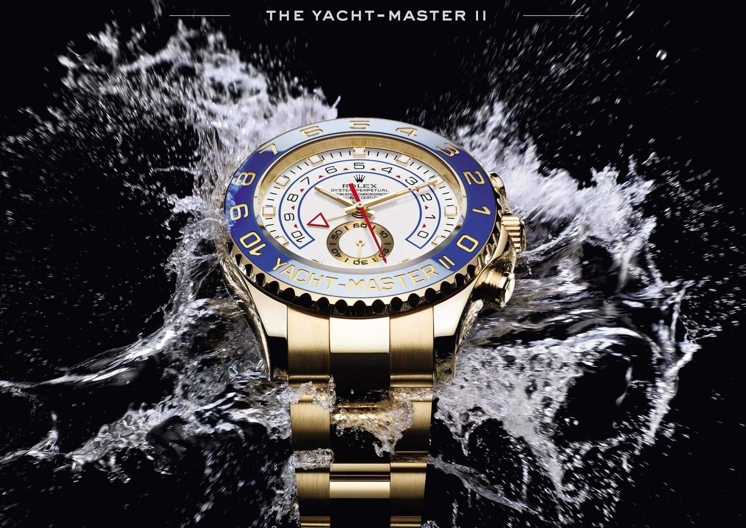 Rolex 桌布 壁紙 — 一隻金色勞力士Yacht-Master II手錶在黑色背景上衝破飛濺的水花。