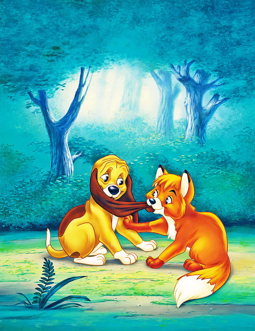 the fox and the hound 桌布 壁紙 — 一隻金色小狗和一隻橙色狐狸在霧氣瀰漫的藍色森林空地中共享嬉戲時刻。