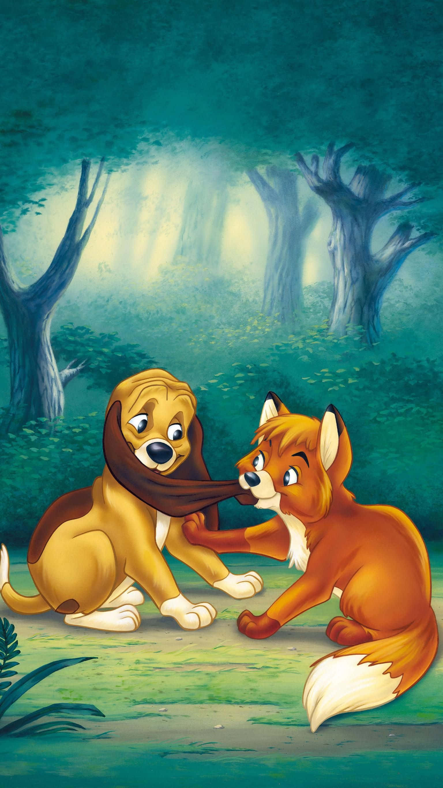 the fox and the hound 桌布 壁紙 — 一隻金色小狗和一隻紅狐狸在薄霧籠罩、沐浴在柔和月光下的魔法森林中頑皮地拉扯一條圍巾。