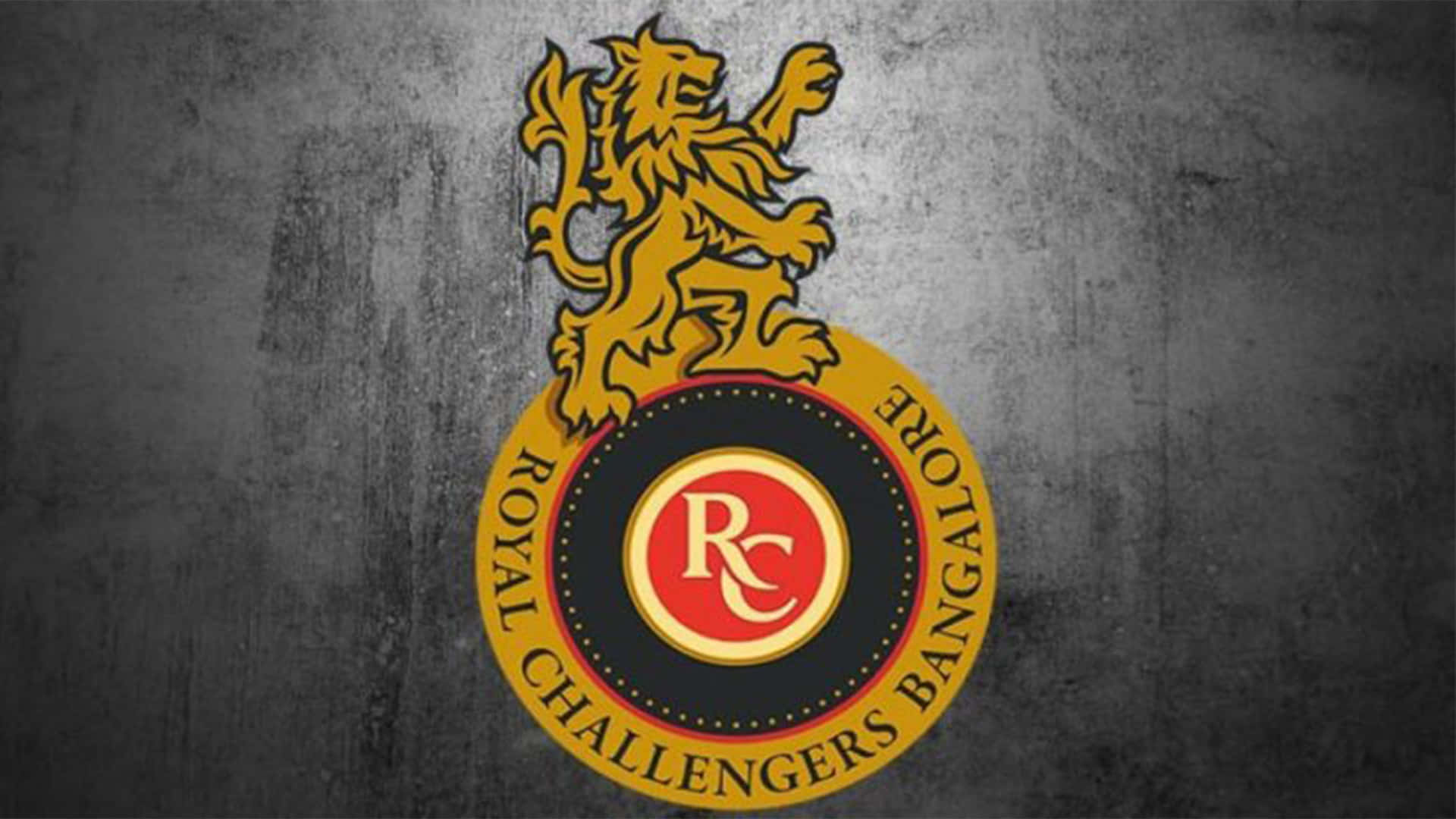 Rcb 桌布 壁紙 — 一隻金色獅子站在皇家挑戰者班加羅爾標誌之上，背景為紋理灰色牆壁。