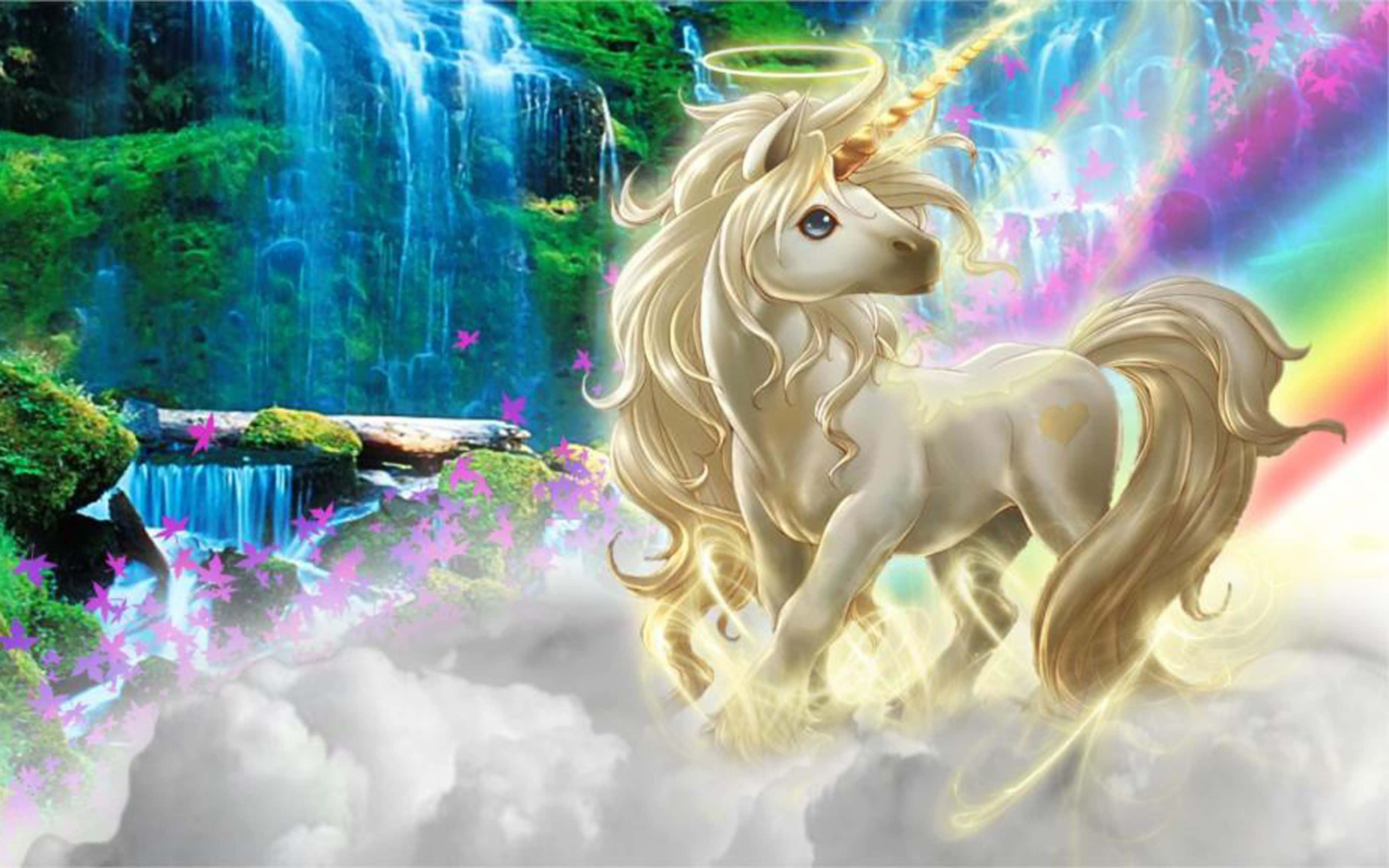 3d Unicorn 桌布 壁紙 — 一隻閃耀的金色獨角獸，帶有發光的角，站在雲端上，前方是瀑布，周圍環繞著鮮豔的紫色花朵和彩虹。