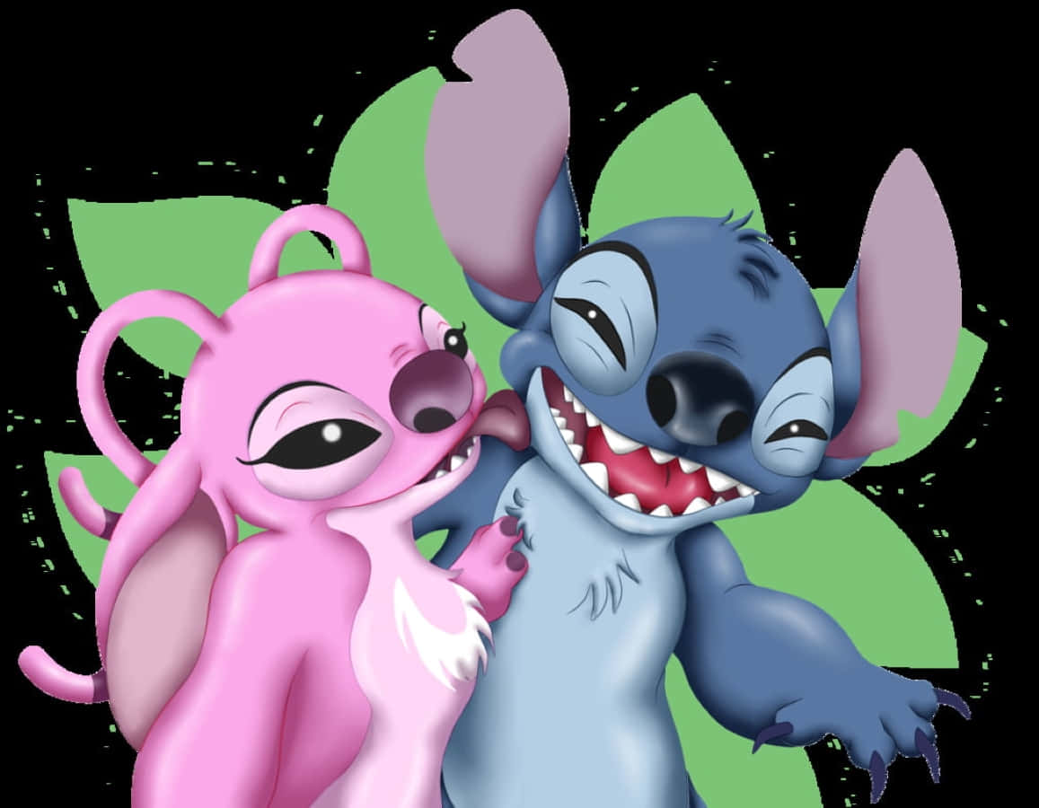 Love Stitch And Angel 桌布 壁紙 — 一隻開心嘅藍色史迪仔同粉紅色安琪，對眼大大，喺綠色樹葉背景前擁抱。