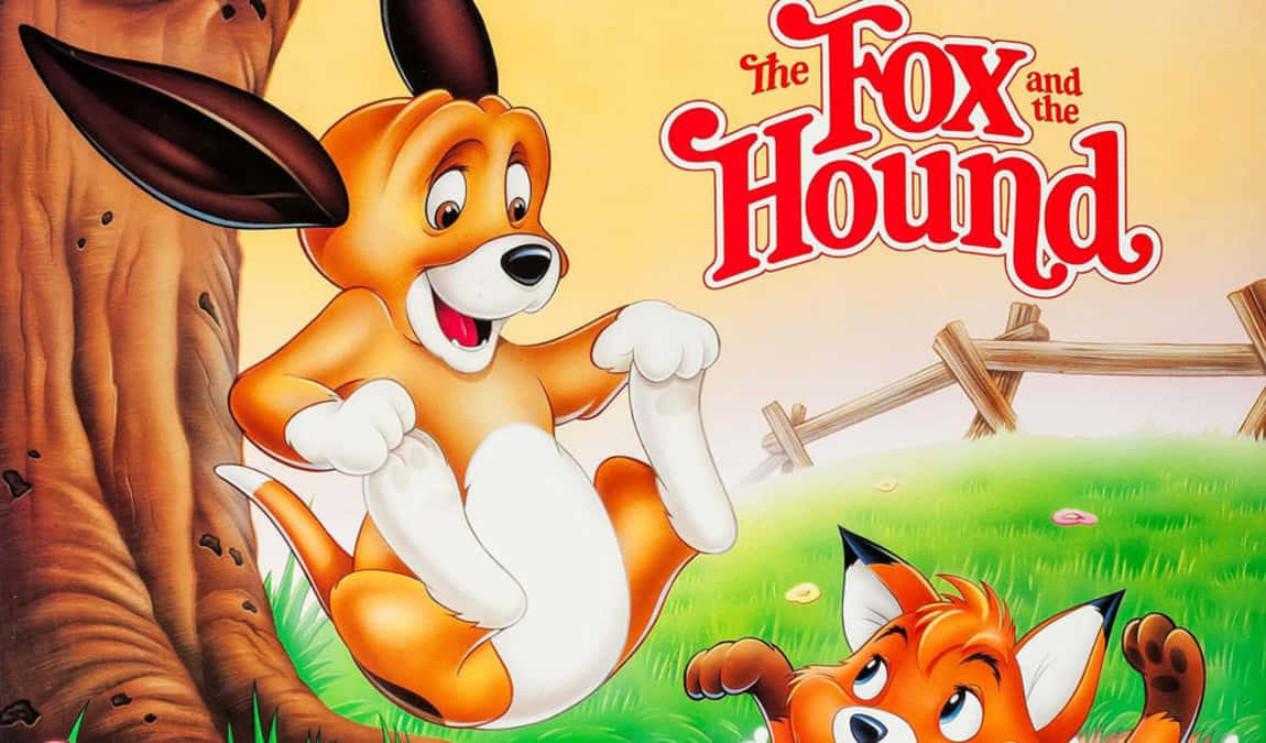 the fox and the hound 桌布 壁紙 — 一隻開心的動畫狐狸和獵犬一起坐在陽光明媚的草地上，旁邊有一棵樹，背景是木柵欄。