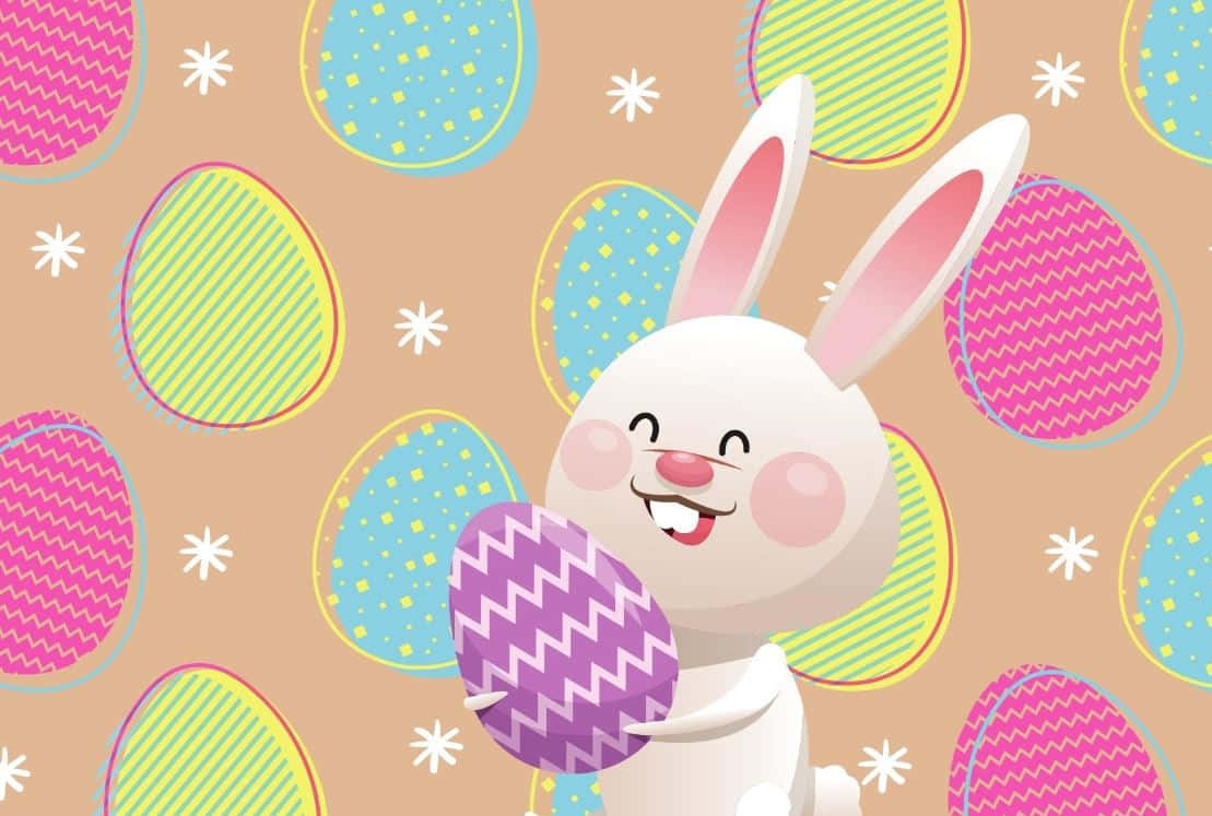 Cute Easter 桌布 壁紙 — 一隻開心的卡通兔拿著一個紫色鋸齒紋蛋，背景是色彩繽紛的圖案蛋和白色星星。