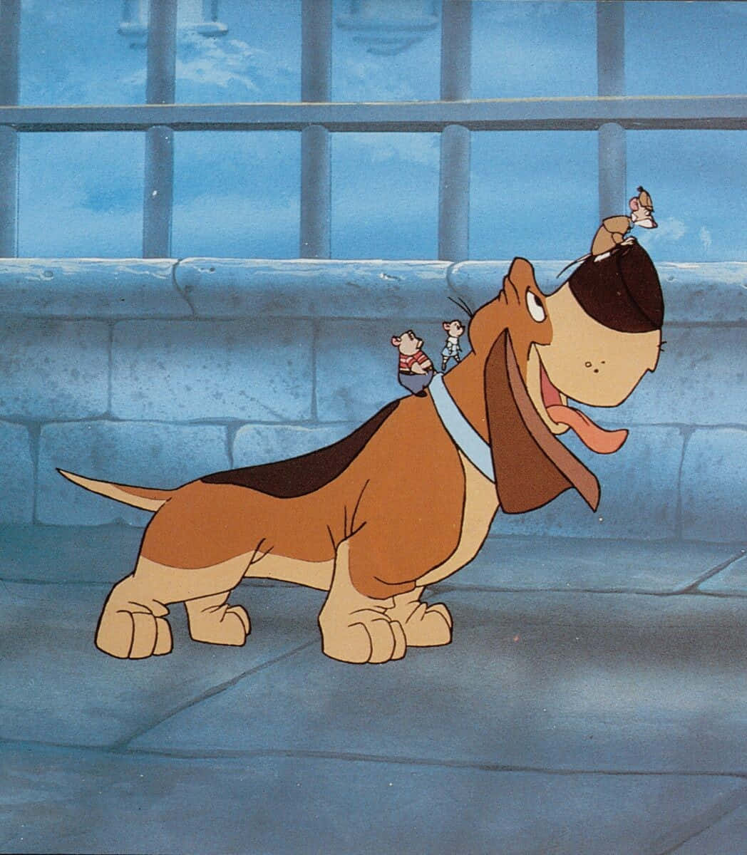 The Great Mouse Detective 桌布 壁紙 — 一隻開心的卡通巴吉度獵犬，有兩隻小老鼠騎在牠身上，在藍天下嘅石庭院中快樂咁企喺度。