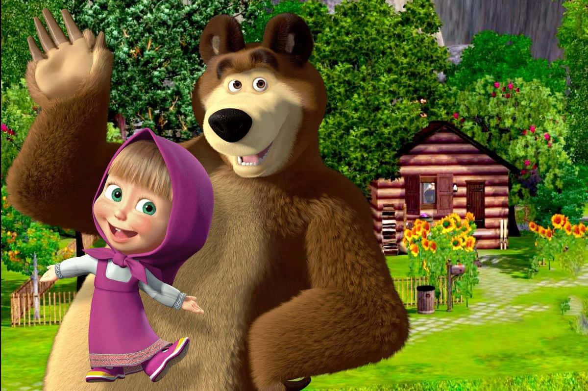 Masha And The Bear 桌布 壁紙 — 一隻開心的卡通熊和女孩在陽光普照的花園裡，旁邊有一間木屋，開心地揮手。
