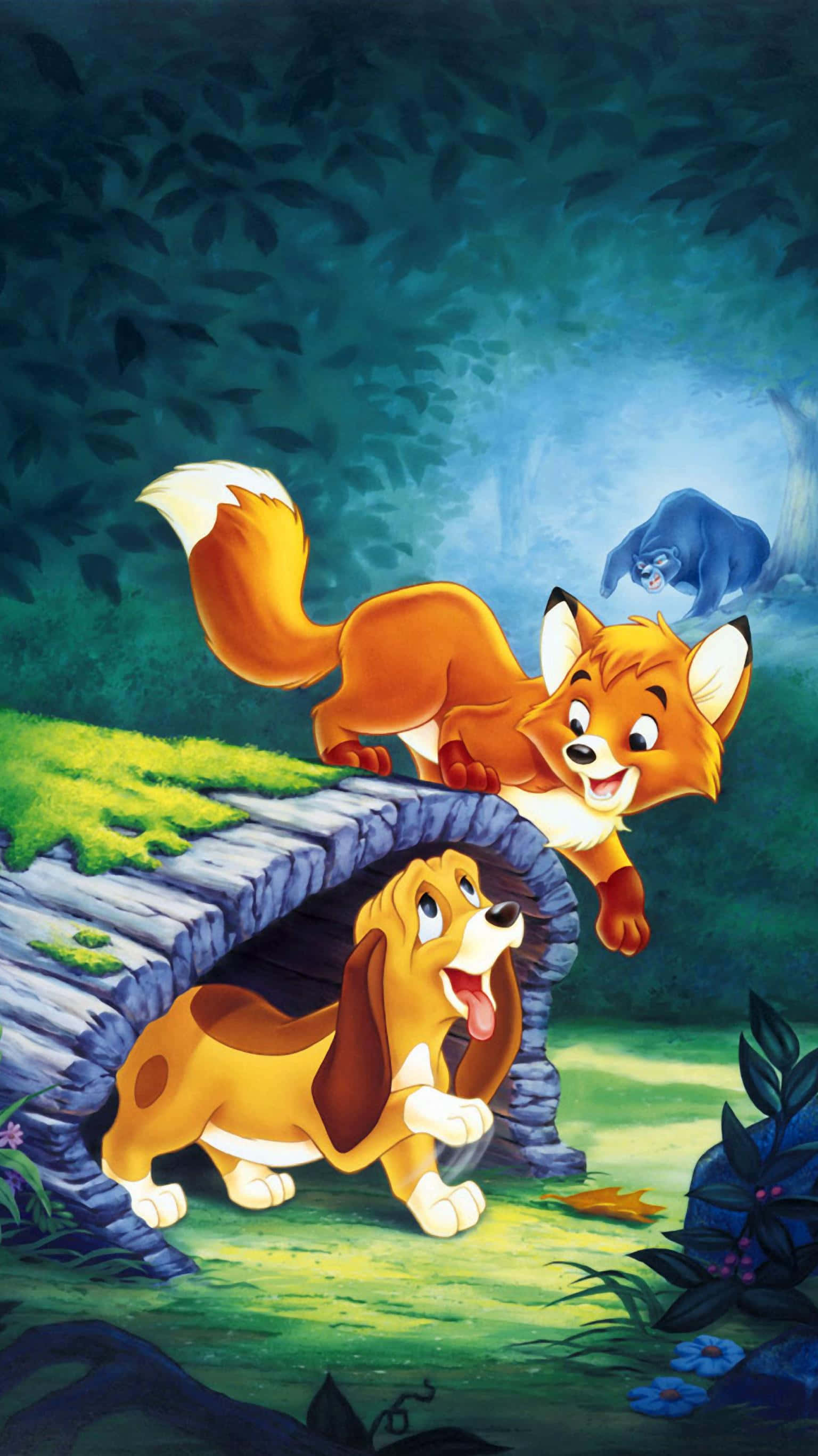 the fox and the hound 桌布 壁紙 — 一隻開心的狐狸和巴吉度獵犬在茂密森林空地的石拱門附近嬉戲互動。