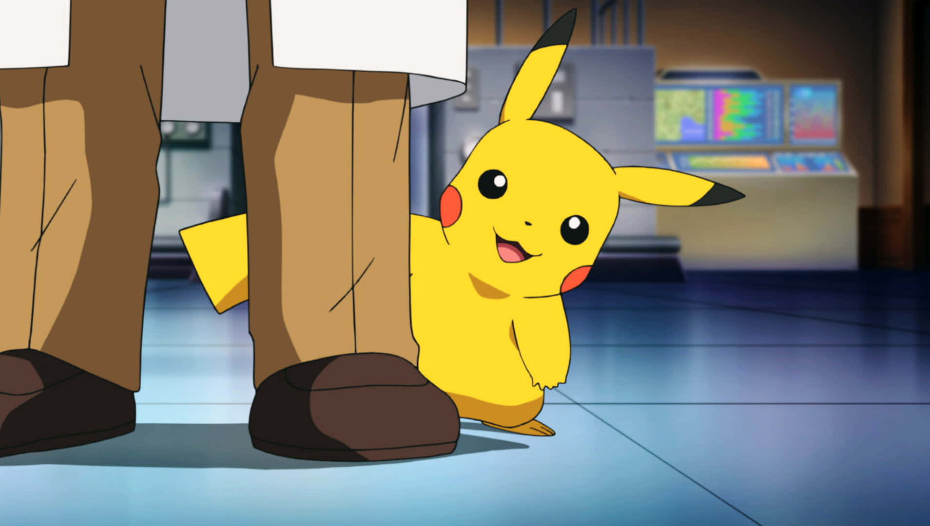 Pokemon Tv Shows 桌布 壁紙 — 一隻開心的黃色比卡超在實驗室環境中從一個人的腿後探出頭來。
