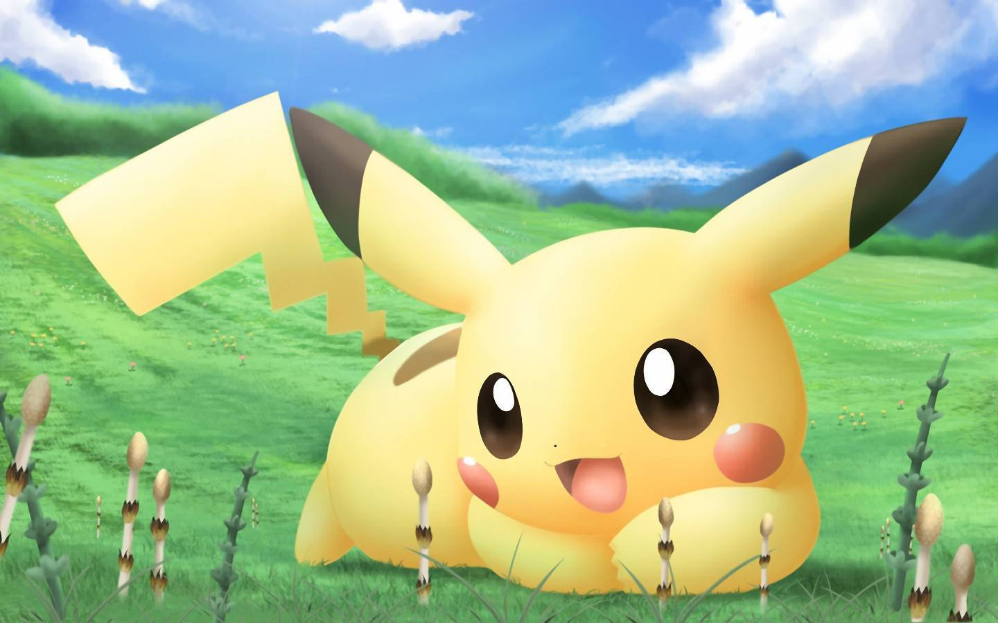 pikachu 3d 桌布 壁紙 — 一隻開心的黃色比卡超躺在草地上，頭上是晴朗的藍天和 fluffy 白雲。