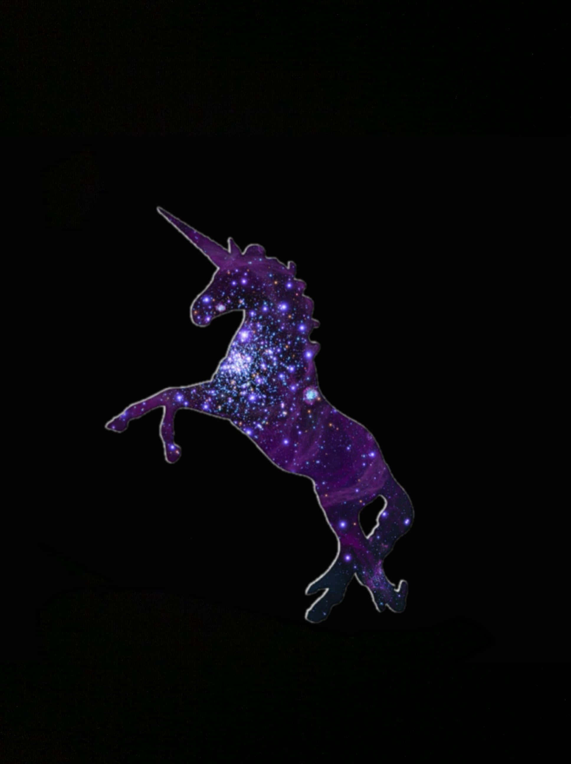 Galaxy Unicorn 桌布 壁紙 — 一隻雄偉的獨角獸剪影在虛空中跳躍，其身體充滿了旋轉的紫色和藍色星系。