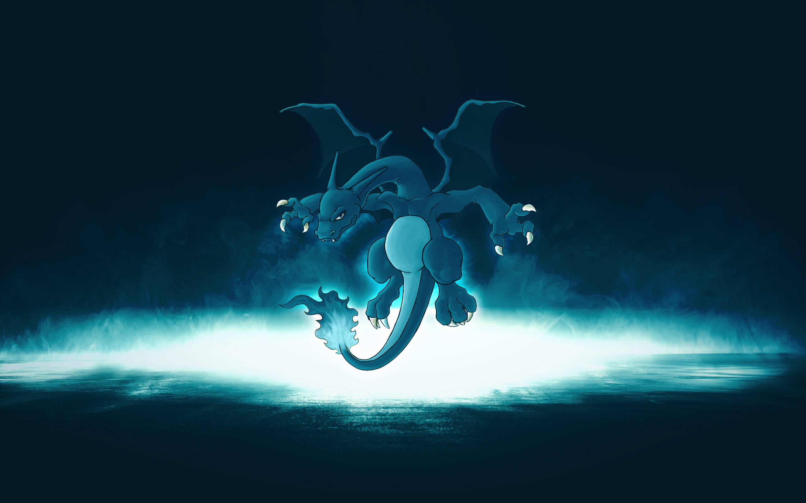 Blaze Through The Night With The Fiery Illuminating Mega Charizard X 壁紙 — 一隻雄偉的藍色龍，擁有發光的眼睛和爪子，在黑暗霧氣環境中懸浮在明亮發光的地面上方。