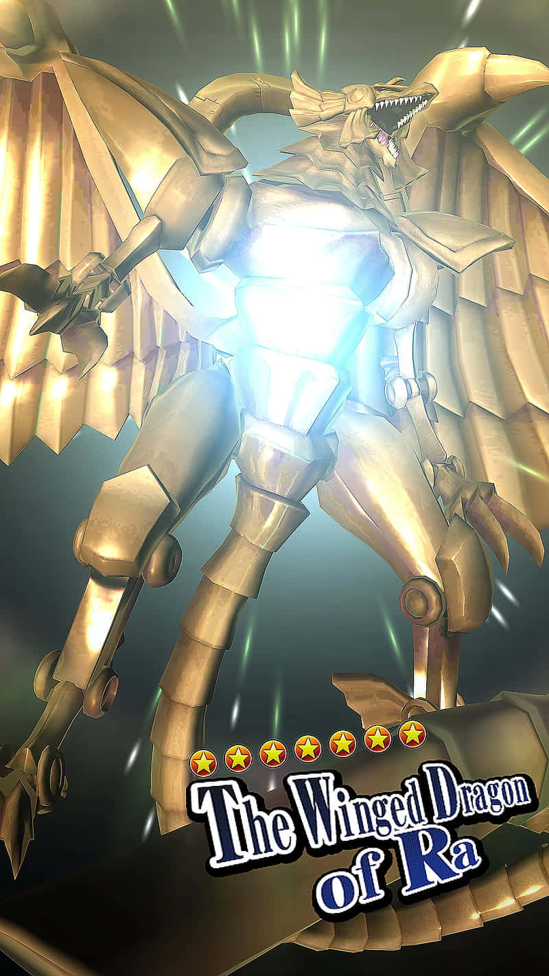 The Winged Dragon Of Ra 桌布 壁紙 — 一隻雄偉的金色機械龍，散發著光芒的核心和展開的翅膀，在黑暗背景下散發力量。