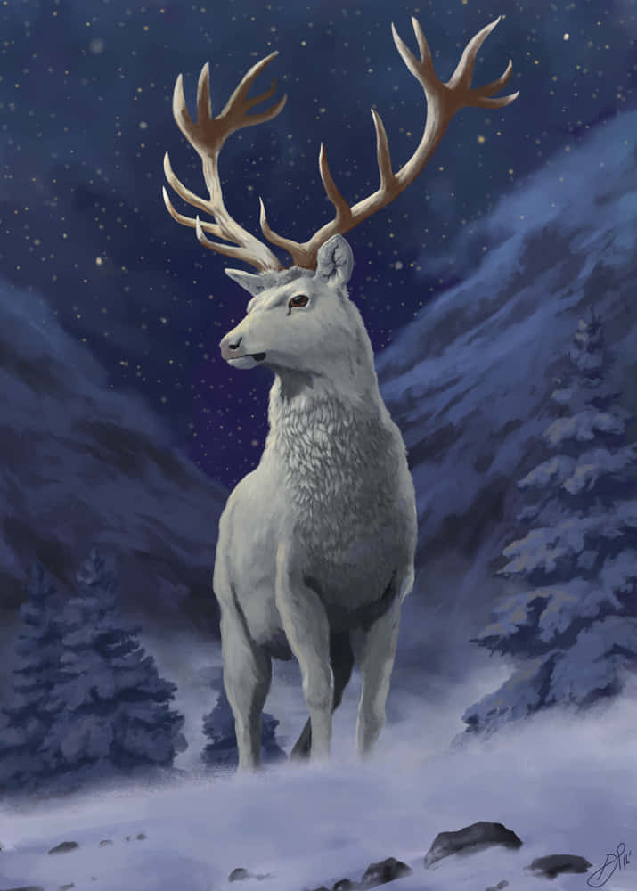 白鹿長著大鹿角，站在星空下的雪地森林中。