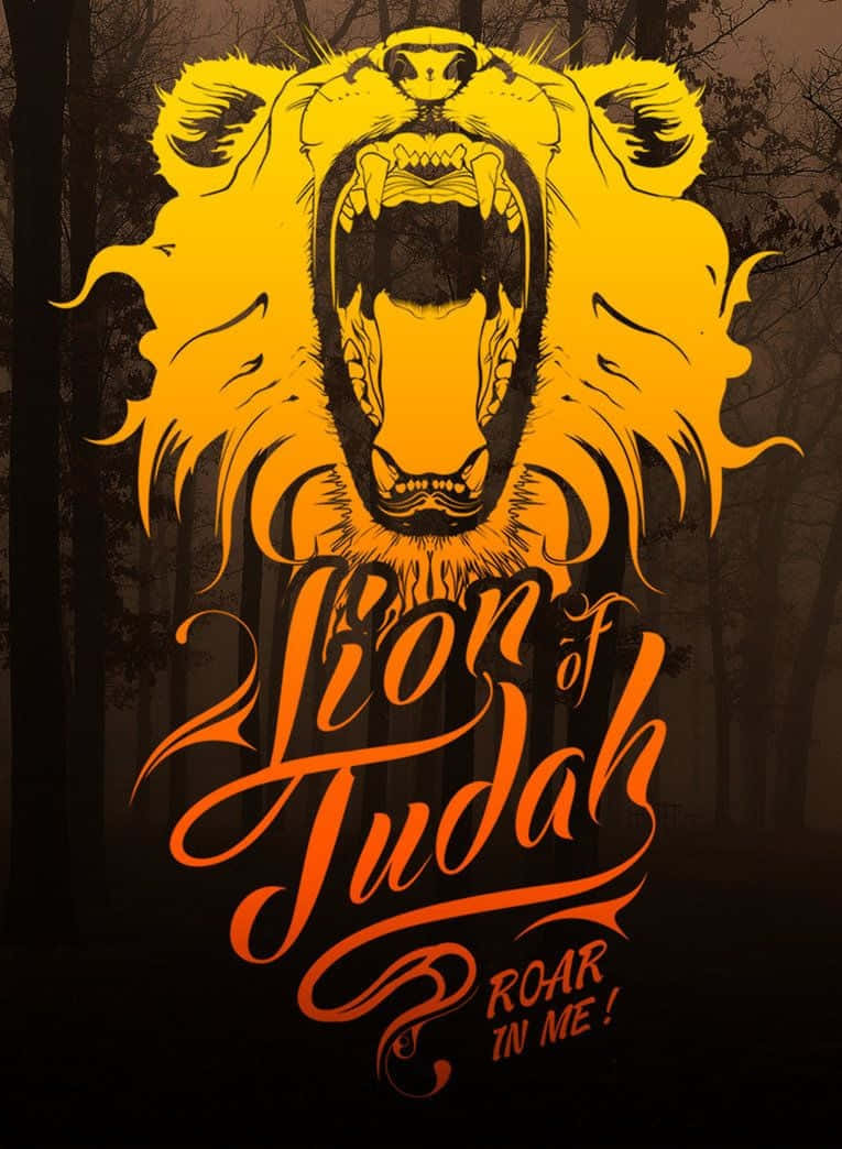 Lion Of Judah 桌布 壁紙 — 一隻風格化的咆哮獅子，以鮮豔的黃色和橙色為主，佔據了黑暗森林背景，下方有粗體字體。