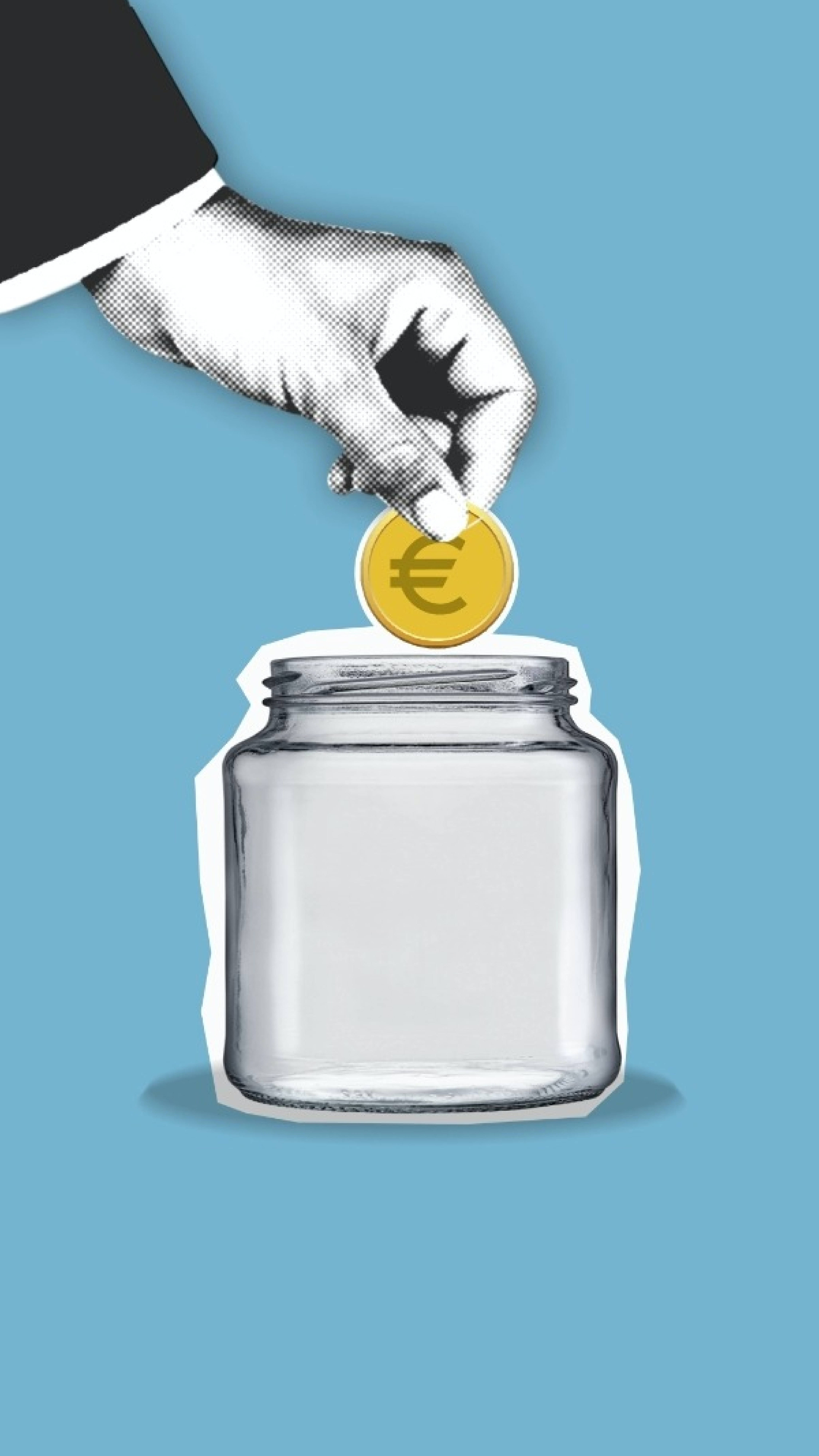 錢 桌布 壁紙 — 一隻風格化的手將一枚金色歐元硬幣掉入一個透明的玻璃罐中，背景為純藍色。