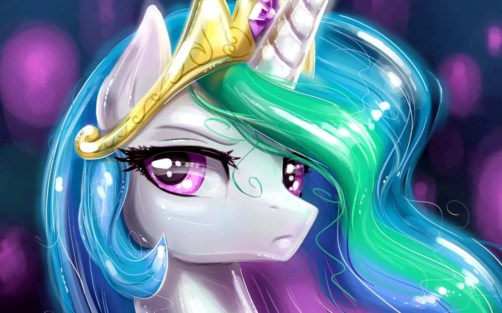 3d Unicorn 桌布 壁紙 — 一隻高貴的白色獨角獸，擁有飄逸的藍綠色鬃毛和金色皇冠，在夢幻的紫色散景背景下溫柔地凝視。