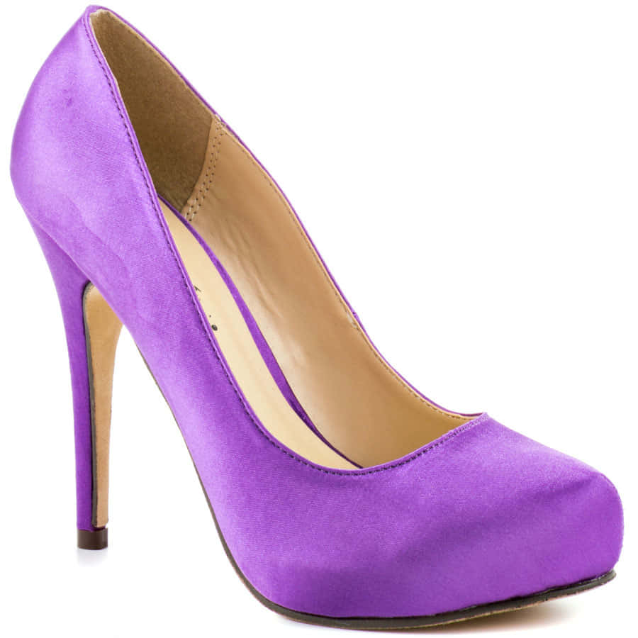 Purple Shoes 桌布 壁紙 — 一隻鮮紫色麂皮幼跟高跟鞋，配以纖幼的細跟和米色鞋墊，置於白色背景前。