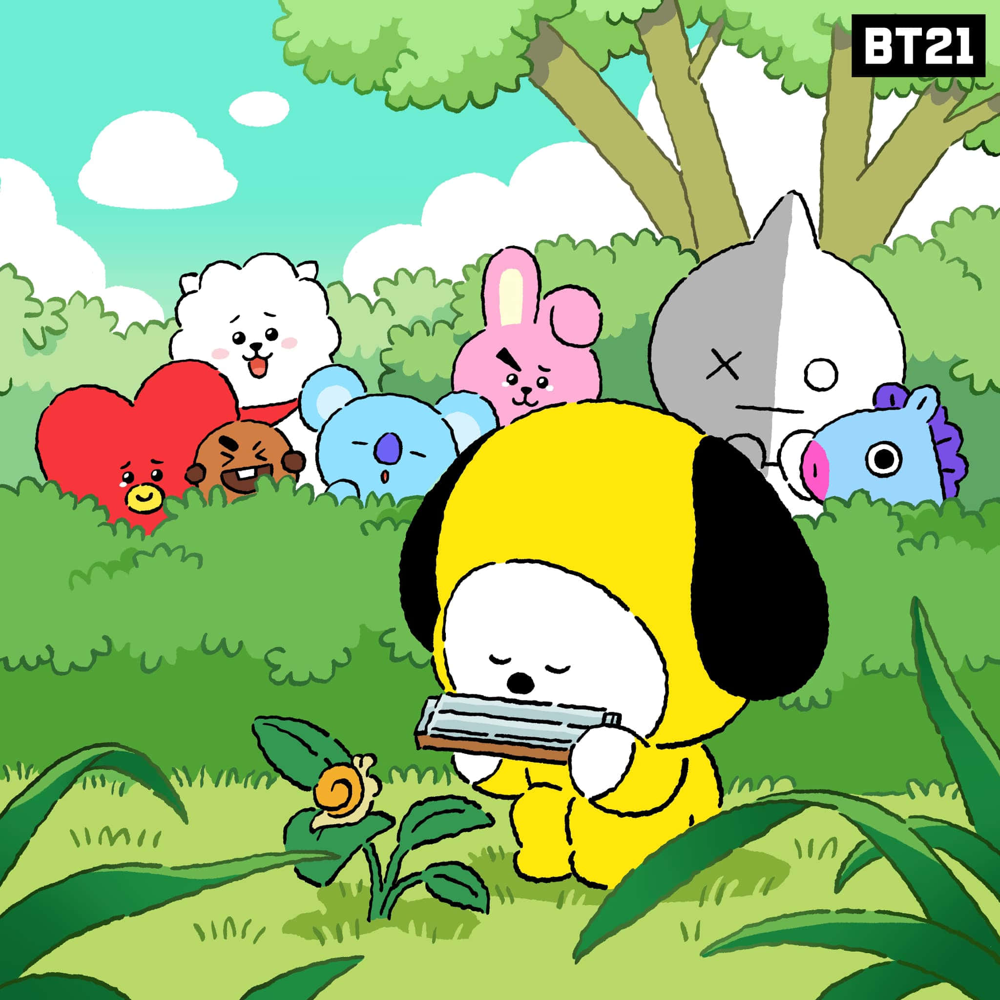 BT21 桌布 壁紙 — 一隻黃色卡通狗在草地上吹口琴，色彩繽紛的動物朋友在明亮的天空下從灌木叢後探出頭來。