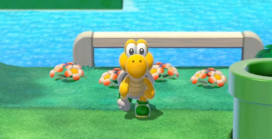 Koopa Troopa 桌布 壁紙 — 一隻黃色嘅Koopa Troopa喺綠色草地上行，附近有藍色水障礙物同色彩繽紛嘅花，喺一個明亮嘅遊戲場景入面。