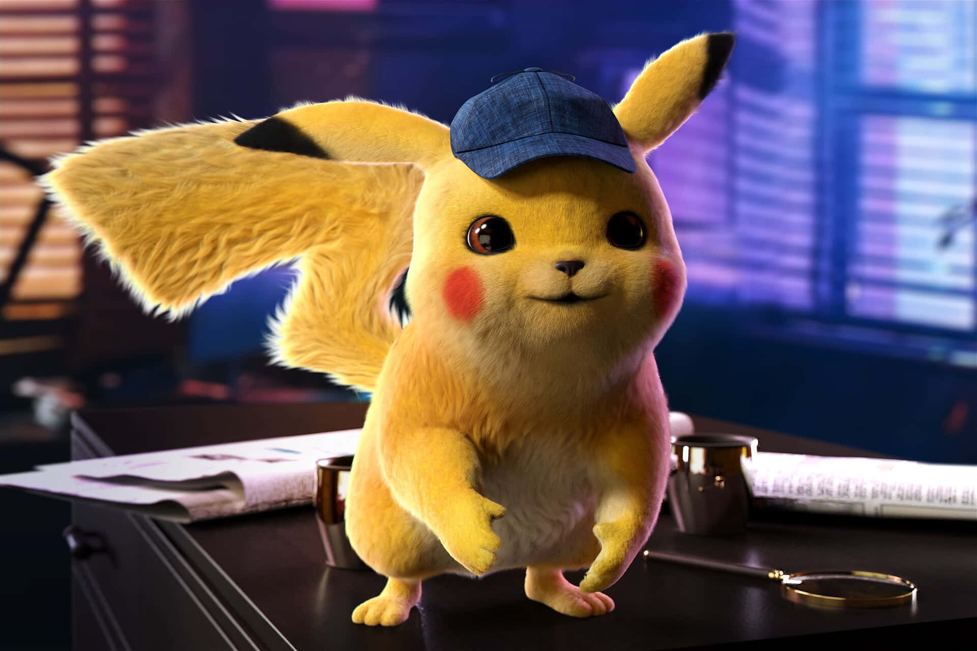 Pokemon Posters 桌布 壁紙 — 一隻黃色比卡超戴著藍色偵探帽，站在被文件和放大鏡包圍的桌子上。