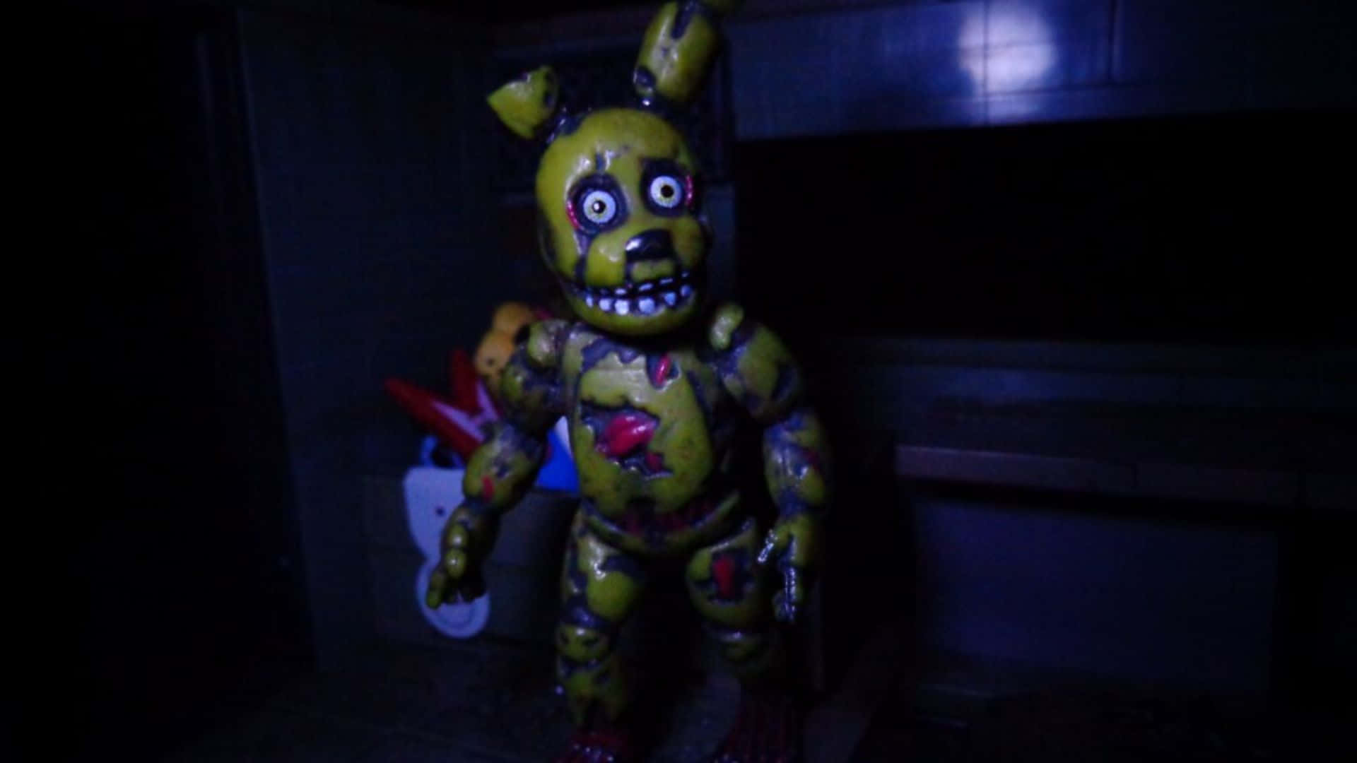 Fazbear Frights 桌布 壁紙 — 一隻黃色電子熊，眼睛大張，嘴巴縫合，站在藍光下的黑暗房間中。