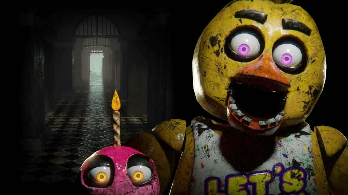 Chica The Chicken 桌布 壁紙 — 一隻黃色電子雞，有著紫色大眼睛和破損的笑容，在黑暗的格子走廊中拿著一個插著一根蠟燭的粉紅色蛋糕。