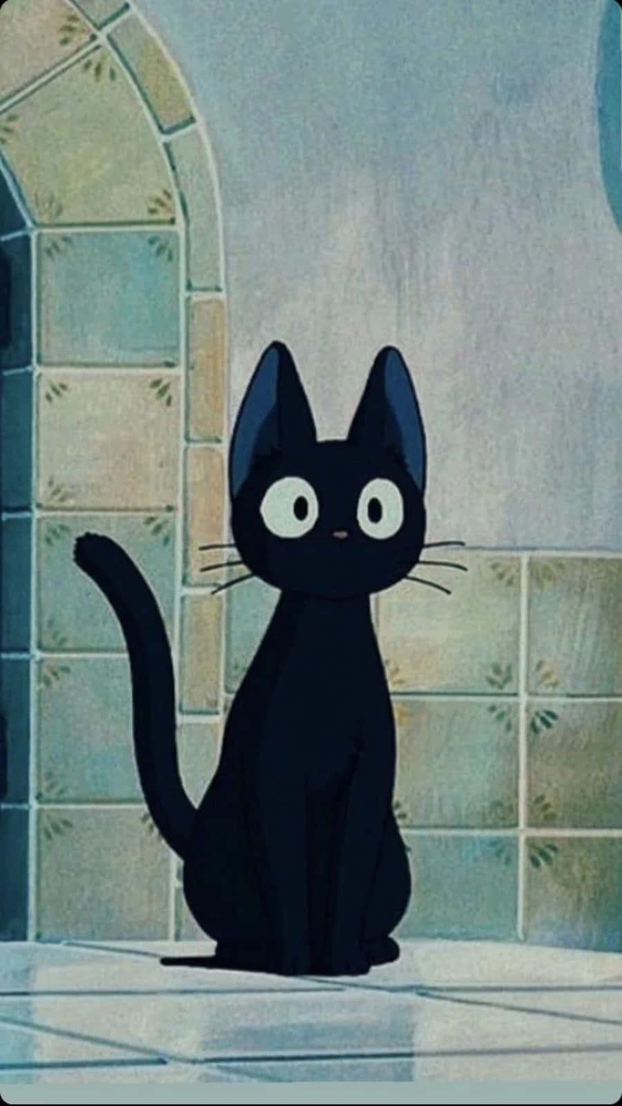 Jiji Cat 桌布 壁紙 — 一隻黑色大眼白貓咪直坐在瓷磚地板上，旁邊是柔和藍色和米色調的拱形門口。