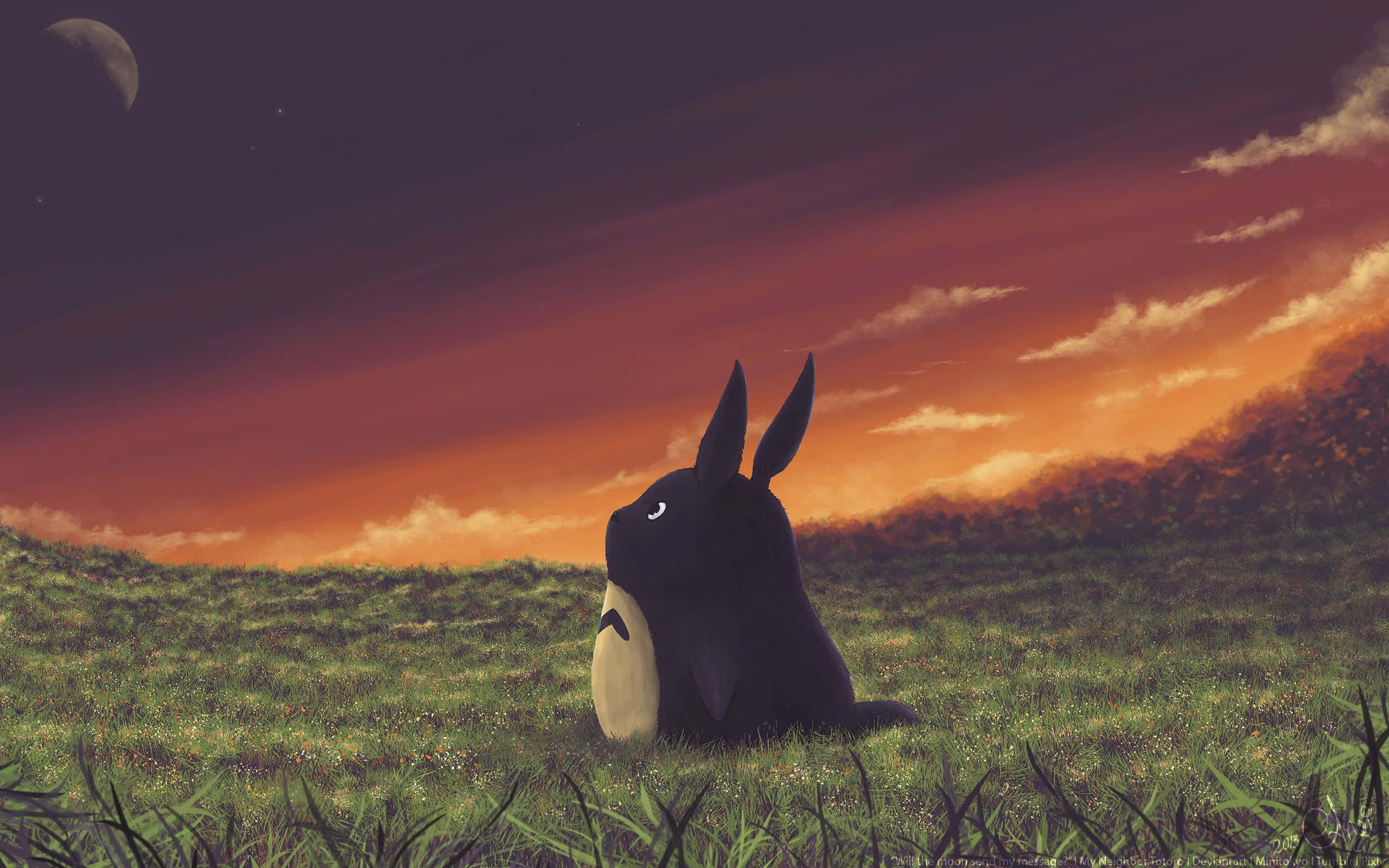 my neighbor totoro 桌布 壁紙 — 一隻黑色的兔狀生物坐在草地上，天空是暮色，有橙色的雲和一彎新月。