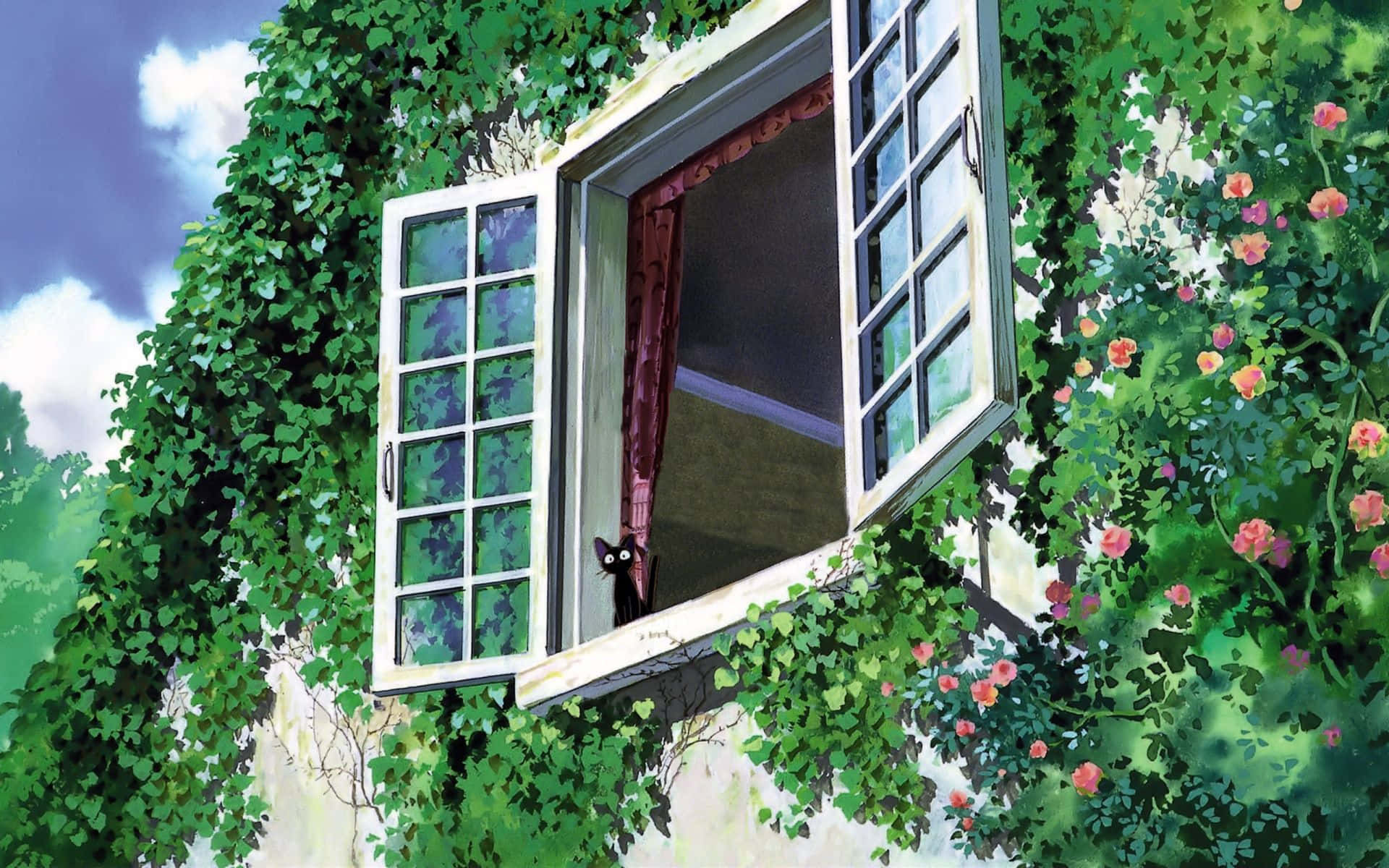 kiki's delivery service 桌布 壁紙 — 一隻黑貓從一個敞開的窗戶探出頭來，窗戶被茂密的綠色常春藤和盛開的粉紅玫瑰環繞，背景是多雲的天空。