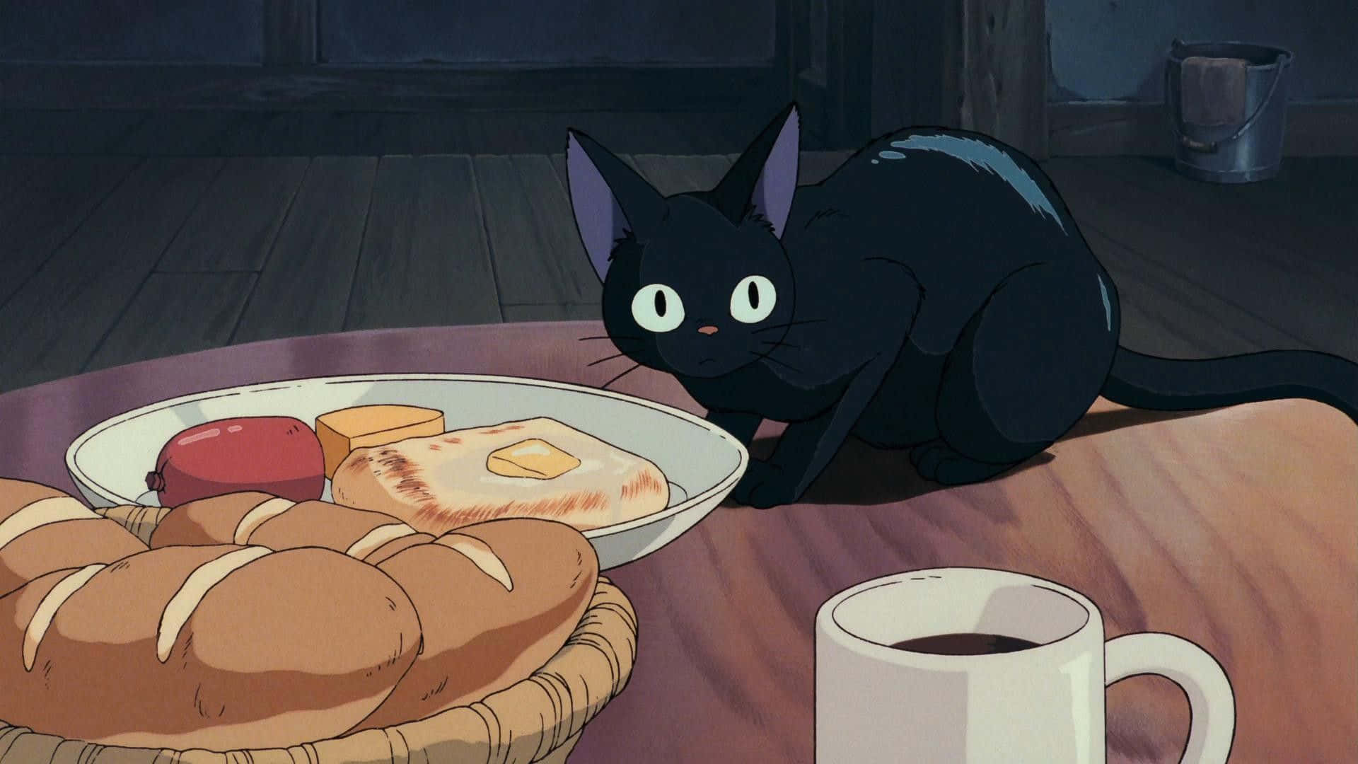 Jiji Cat 桌布 壁紙 — 一隻黑貓用發光的眼睛好奇地盯著木地板上的一盤早餐食物。