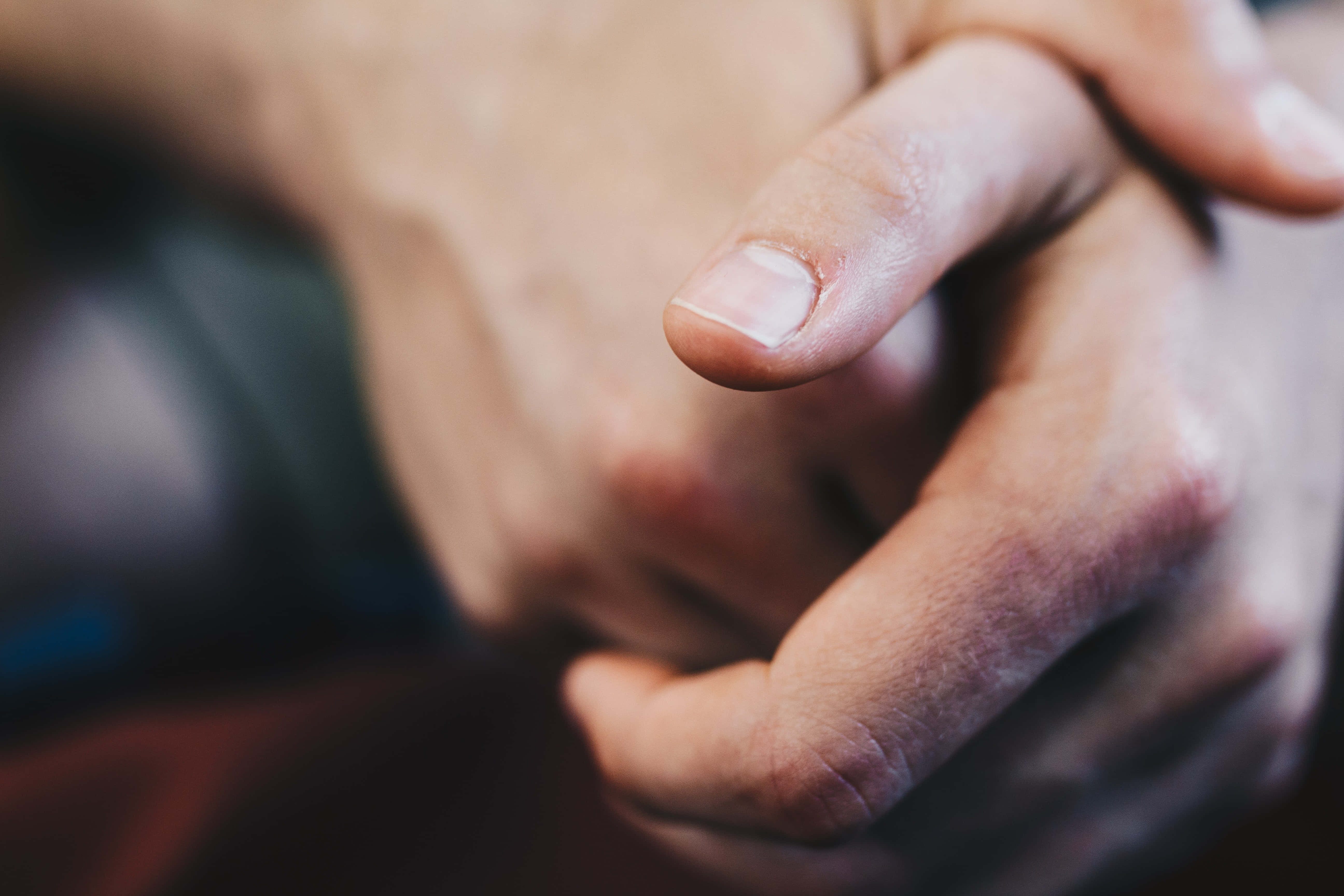 hands 桌布 壁紙 — 一雙交織的手的特寫，背景柔和模糊，強調皮膚質感和自然溫暖。
