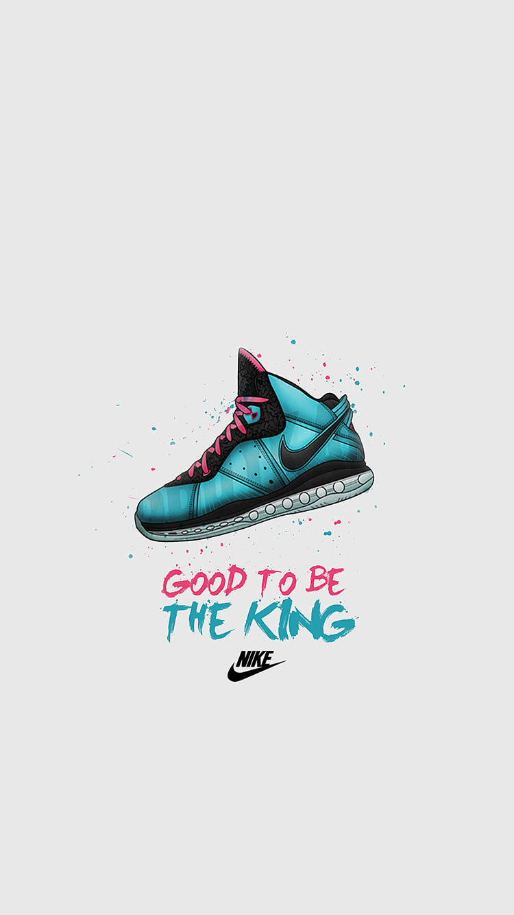 Nike iPhone 桌布 壁紙 — 一雙充滿活力的青綠色Nike運動鞋，配有粉紅色鞋帶和潑漆效果，上方有粗體文字 'GOOD TO BE THE KING'，背景為淺灰色。