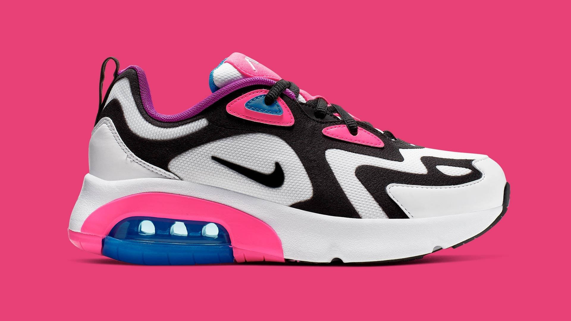 Nike Girl Air Max 200 壁紙 — 一雙大膽的Nike運動鞋，帶有黑色、白色、粉紅色和藍色點綴，在充滿活力的粉紅色背景上脫穎而出。
