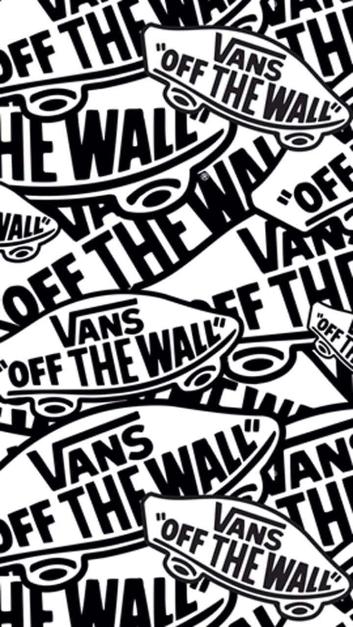 黑白重複Vans Off The Wall標誌圖案牆紙。