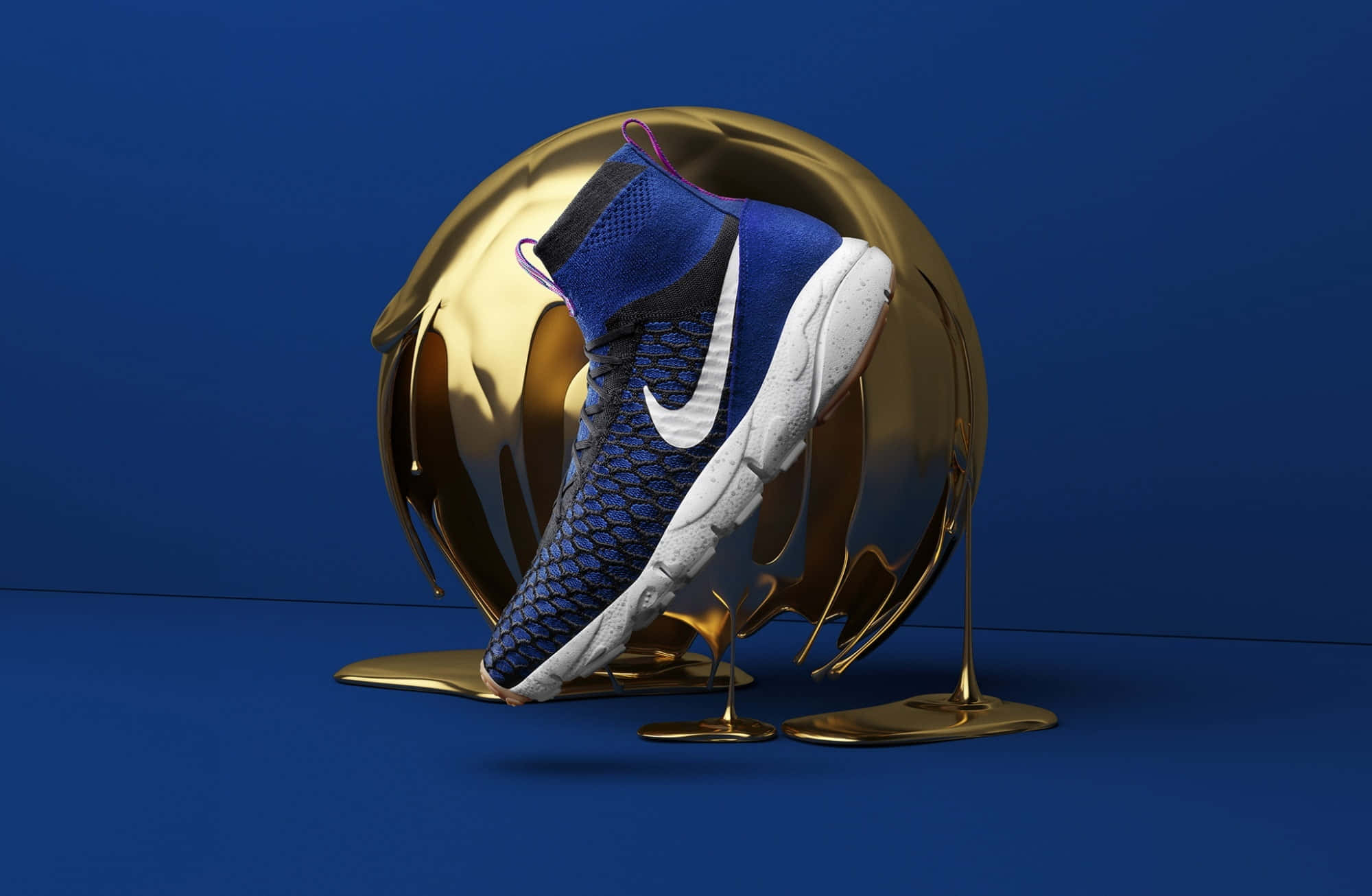 Navy Blue Shoes 桌布 壁紙 — 一雙藍白色的Nike運動鞋從熔化的金色球體中浮現，背景是深藍色的攝影棚。