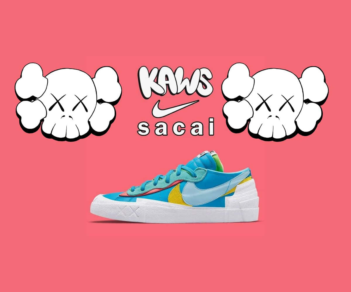 Kaws X Nike 桌布 壁紙 — 一雙鮮豔的藍黃色KAWS x Nike x Sacai運動鞋置於粉紅色背景中央，兩側有兩個白色KAWS骷髏頭。
