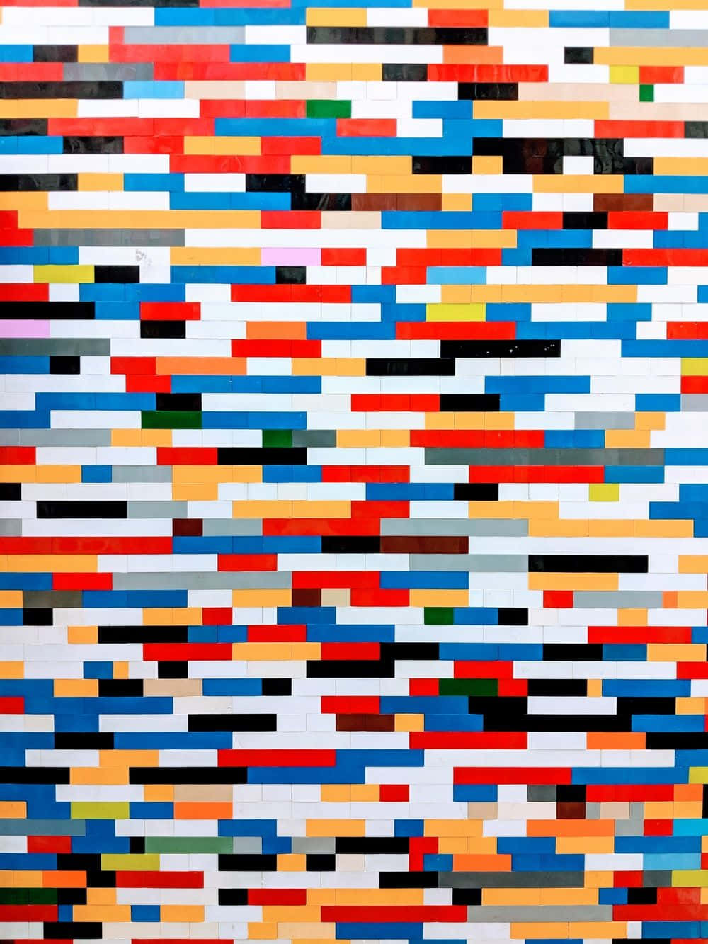 Minimalist Pattern 桌布 壁紙 — 一面充滿活力的抽象牆，覆蓋著色彩繽紛的樂高積木，排列成水平條紋。