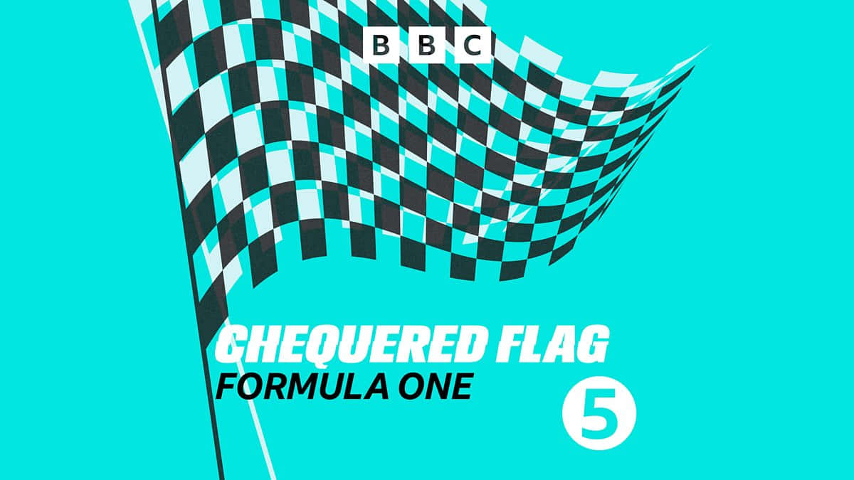 Chequered Flag 桌布 壁紙 — 一面動感的黑白格仔旗在充滿活力的青綠色背景上飄揚，帶有BBC一級方程式品牌標誌。