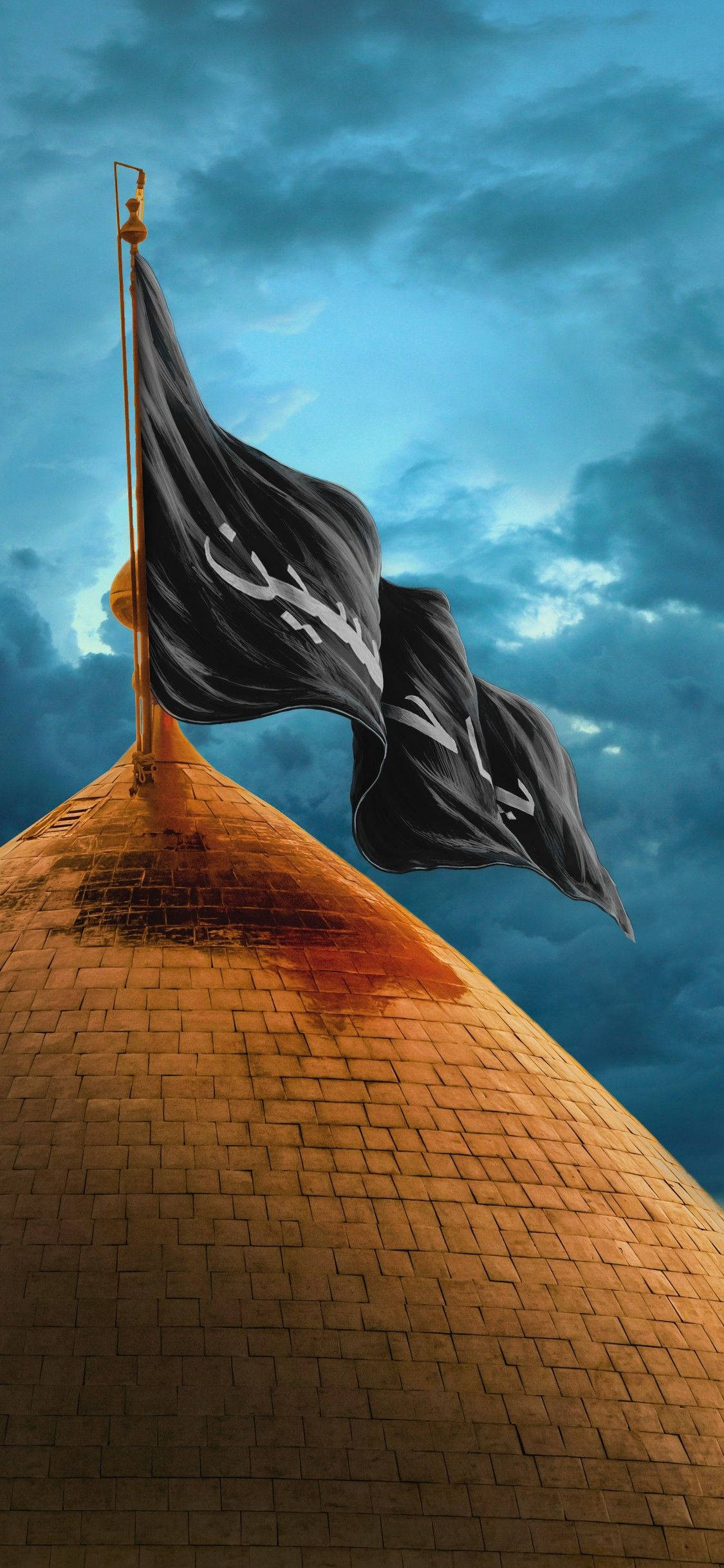 Karbala 桌布 壁紙 — 一面帶有白色阿拉伯文字的黑色旗幟在金色圓頂屋頂上飄揚，背景是戲劇性的藍色多雲天空。