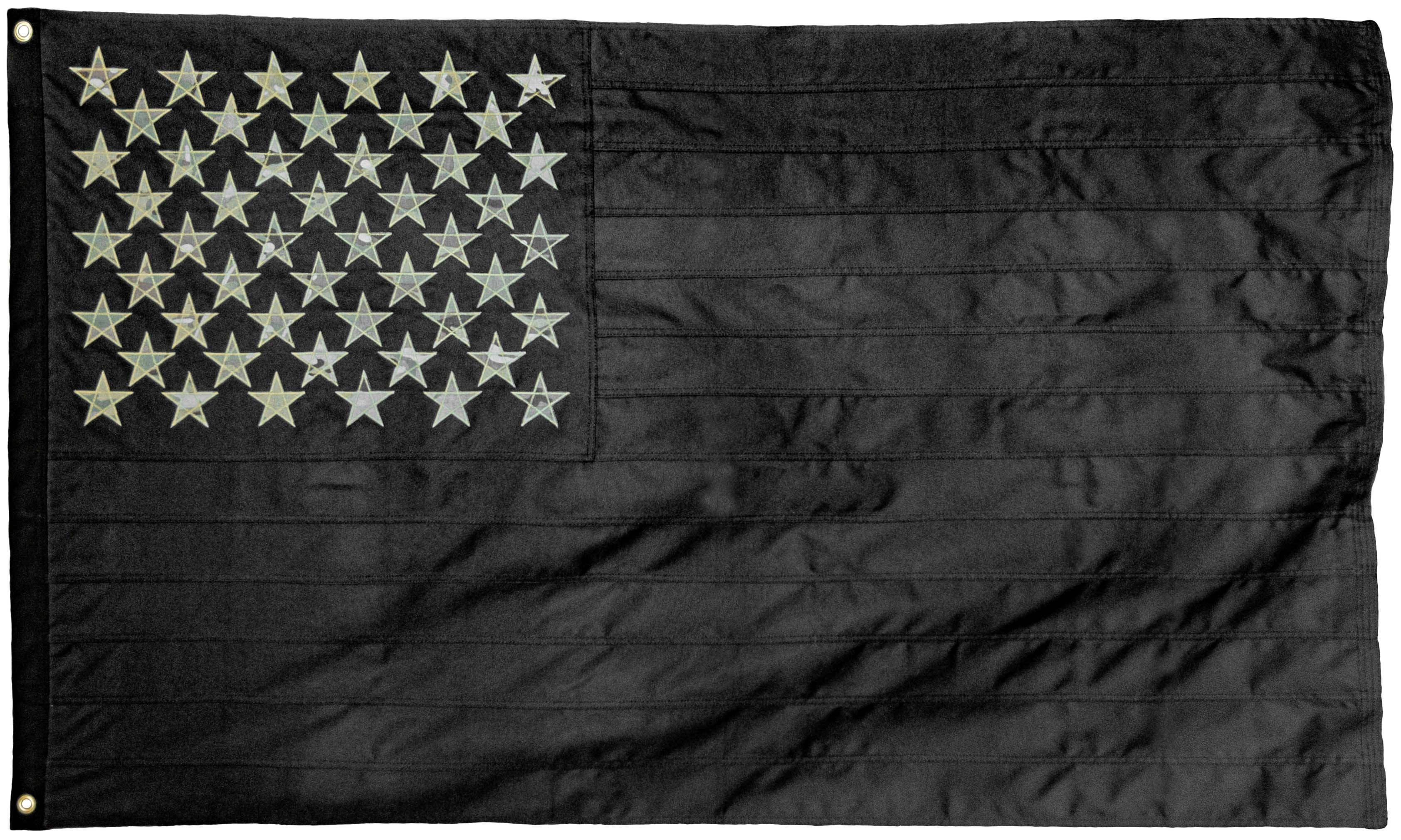 Black American Flag 桌布 壁紙 — 一面破舊嘅黑色美國國旗，帶有銀色星星同條紋，喺純色背景上軟弱無力咁垂落嚟。