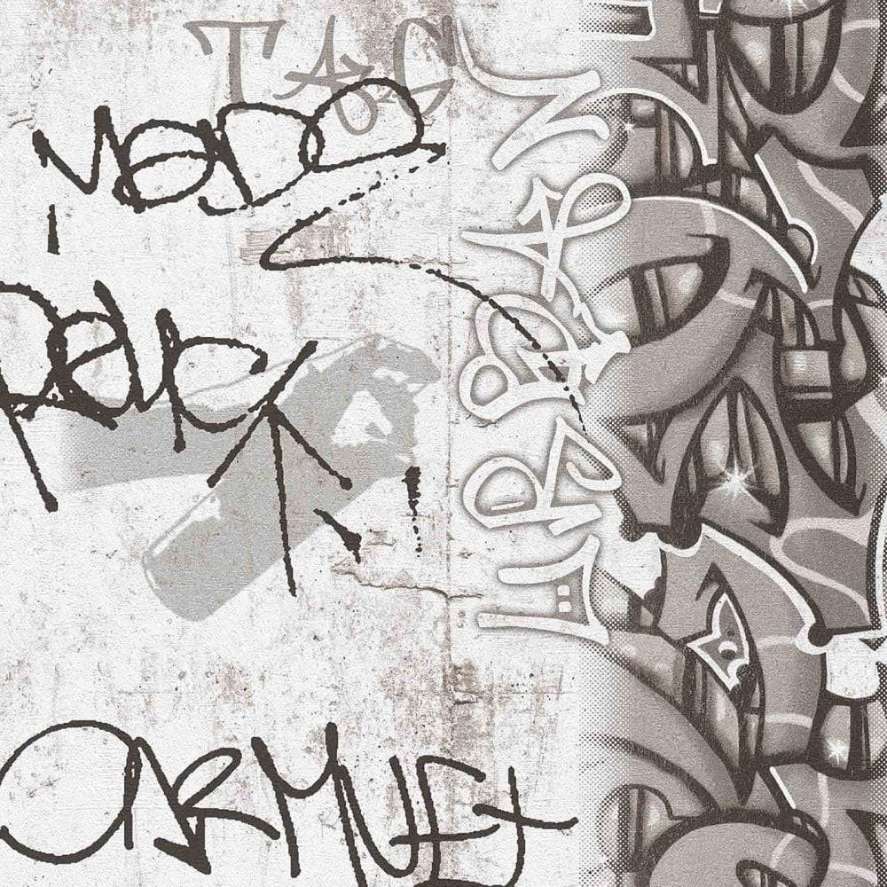 Black And White Graffiti 桌布 壁紙 — 一面粗糙嘅單色牆，上面鋪滿咗層層疊疊嘅塗鴉標籤同有風格嘅字體，背景係有紋理嘅混凝土。