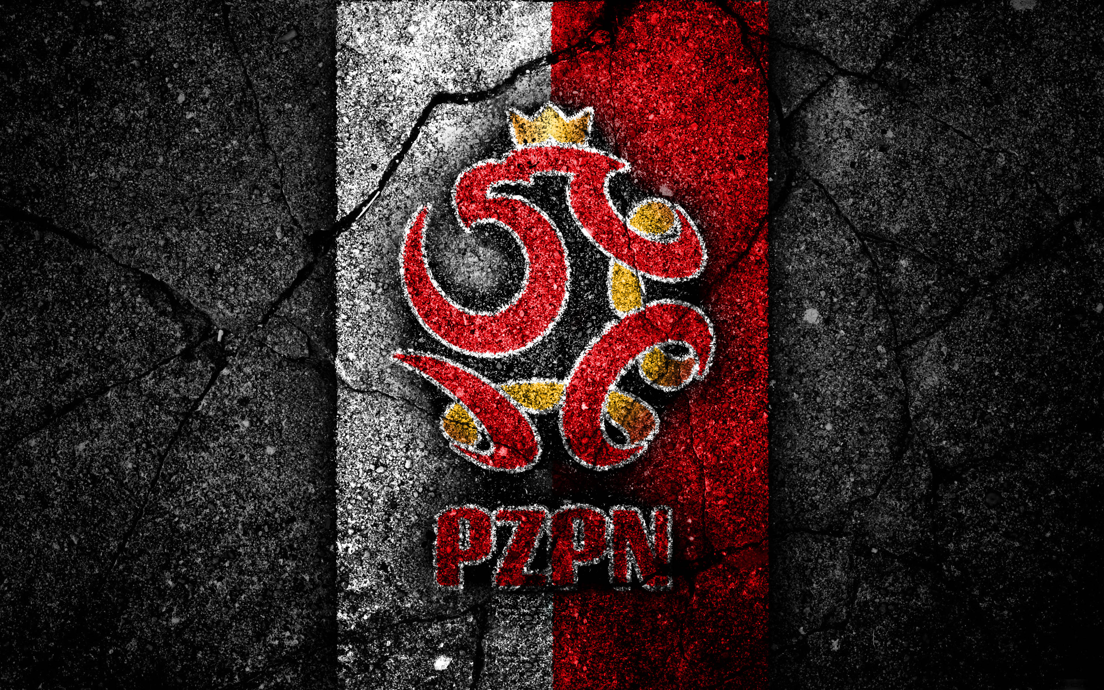 Poland 桌布 壁紙 — 一面粗糙的紅白黑裂紋牆，帶有醒目的紅金色風格化標誌，下方有「PZPN」文字。