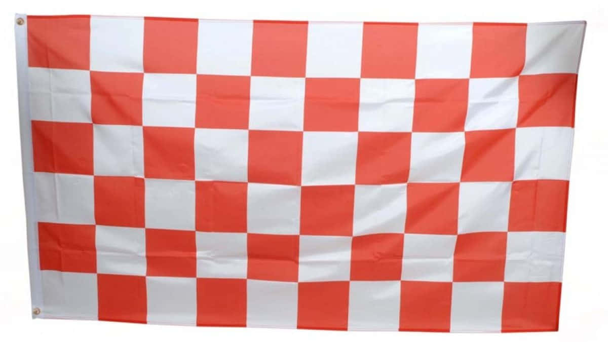 Chequered Flag 桌布 壁紙 — 一面紅白格仔賽車旗，布料摺痕清晰可見，背景簡潔。
