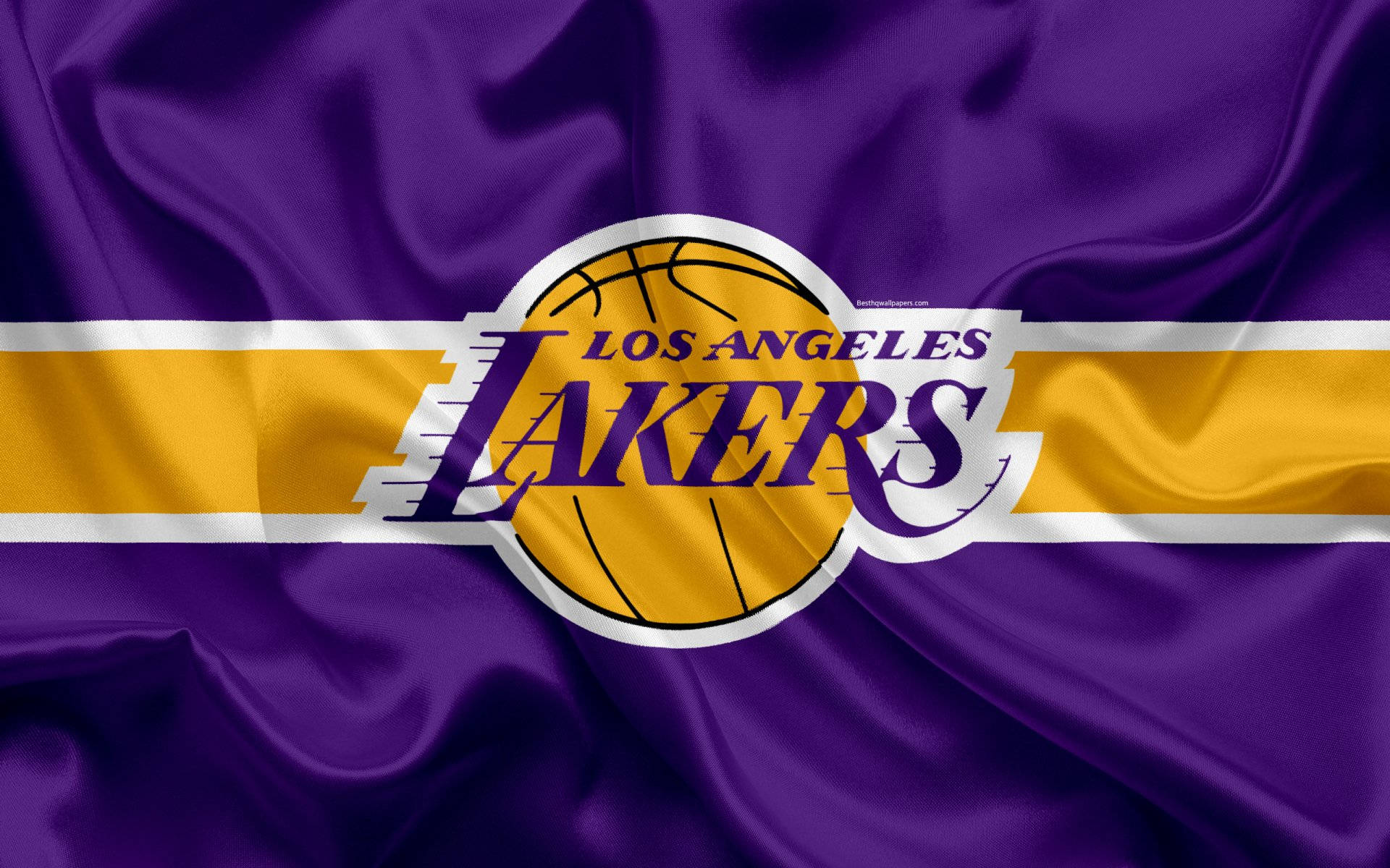 NBA 桌布 壁紙 — 一面豐富的紫色緞面旗幟，帶有黃色和白色條紋，展示洛杉磯湖人隊標誌，包含籃球和風格化文字。